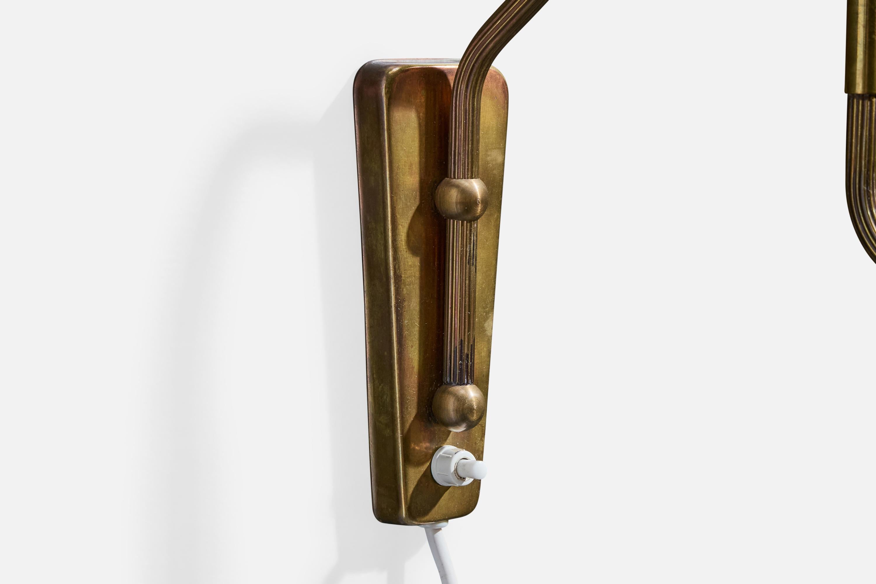 Metà XX secolo Designer danese, lampada da parete, ottone, rattan, Danimarca, anni '1950 in vendita