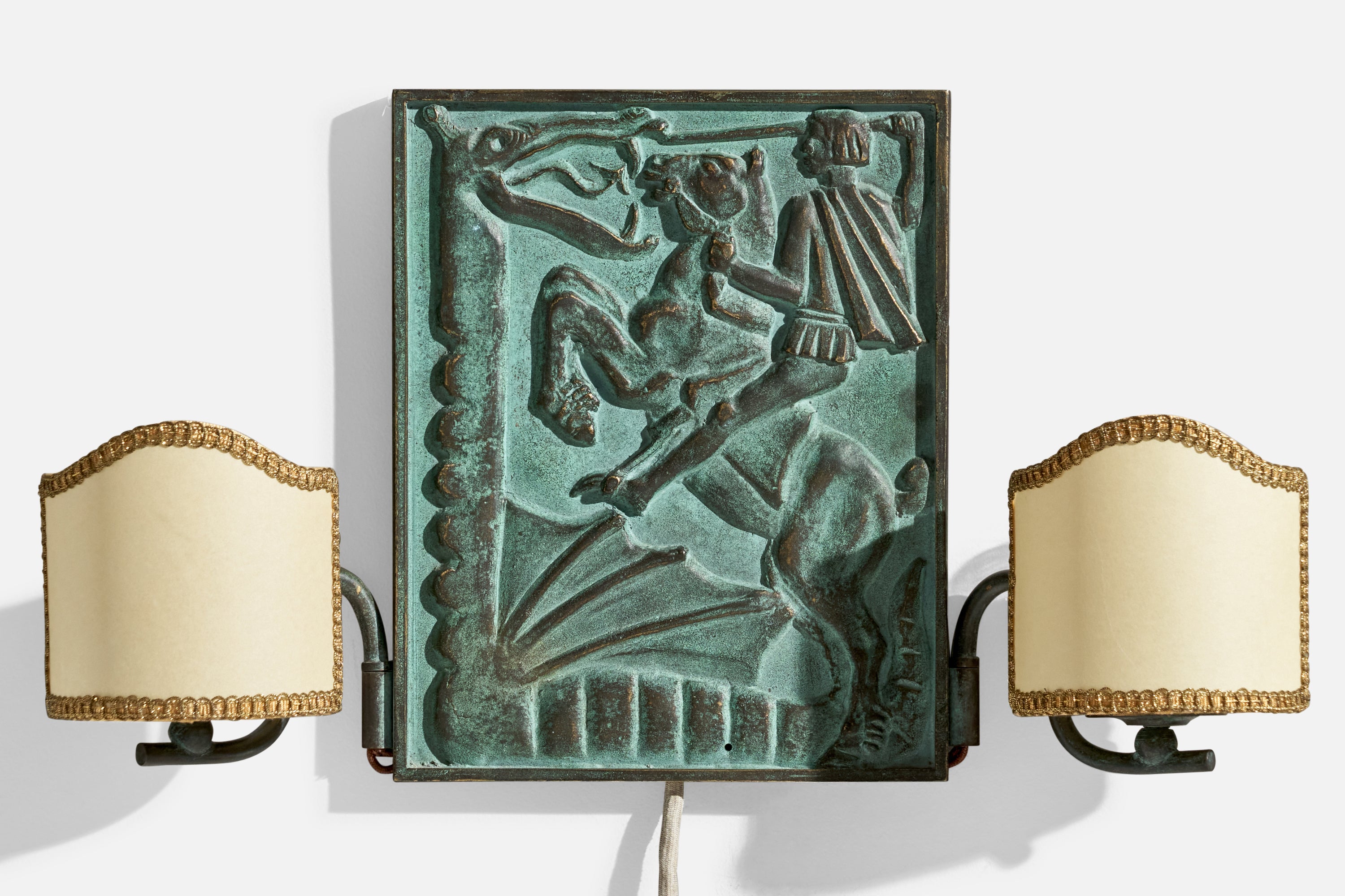 Un'applique regolabile in bronzo e tessuto beige progettata e prodotta in Danimarca, negli anni '40 circa.

Dimensioni complessive (pollici): 9,75