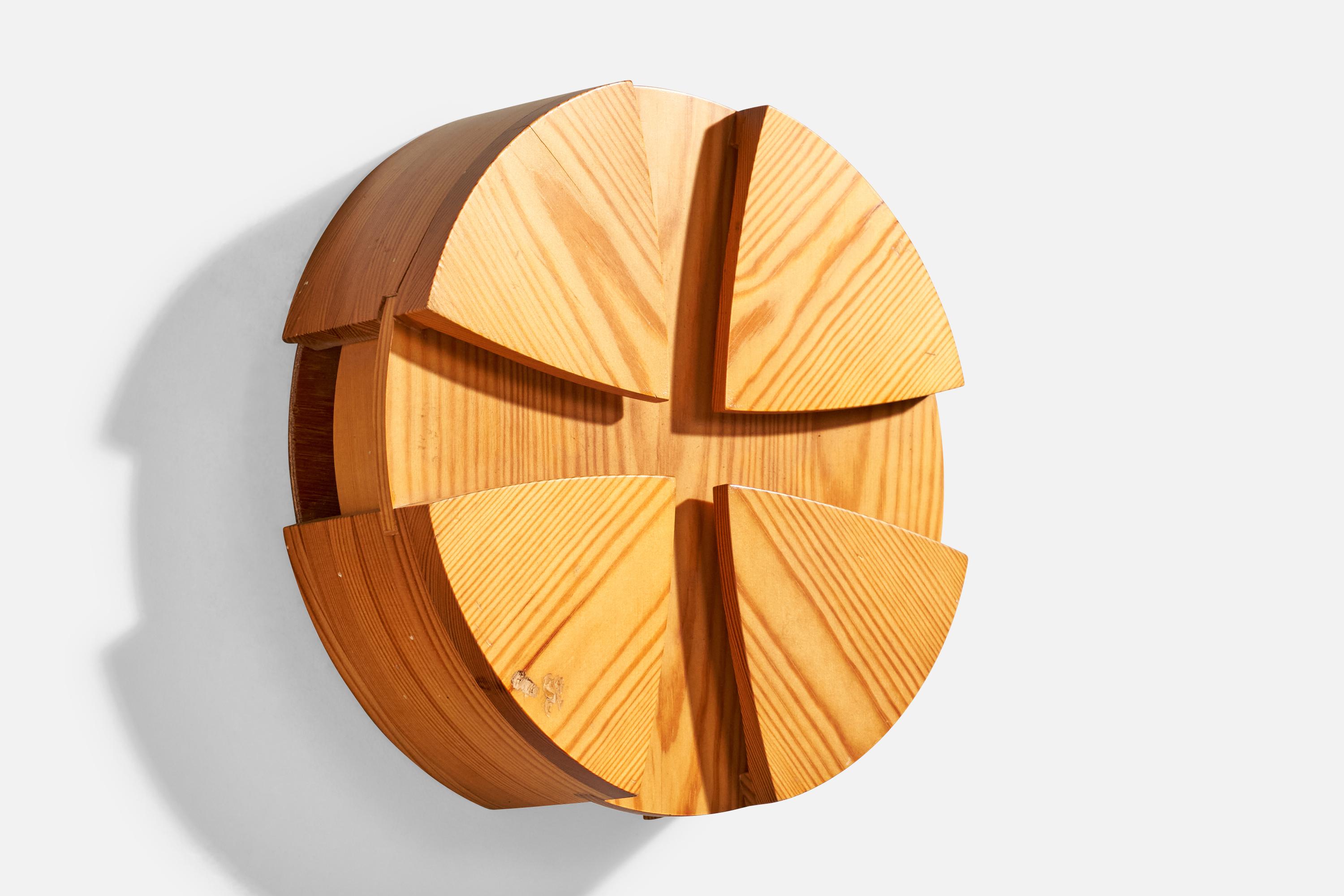  Aplique de pino diseñado y fabricado en Dinamarca, años setenta.

Dimensiones totales (pulgadas): 11