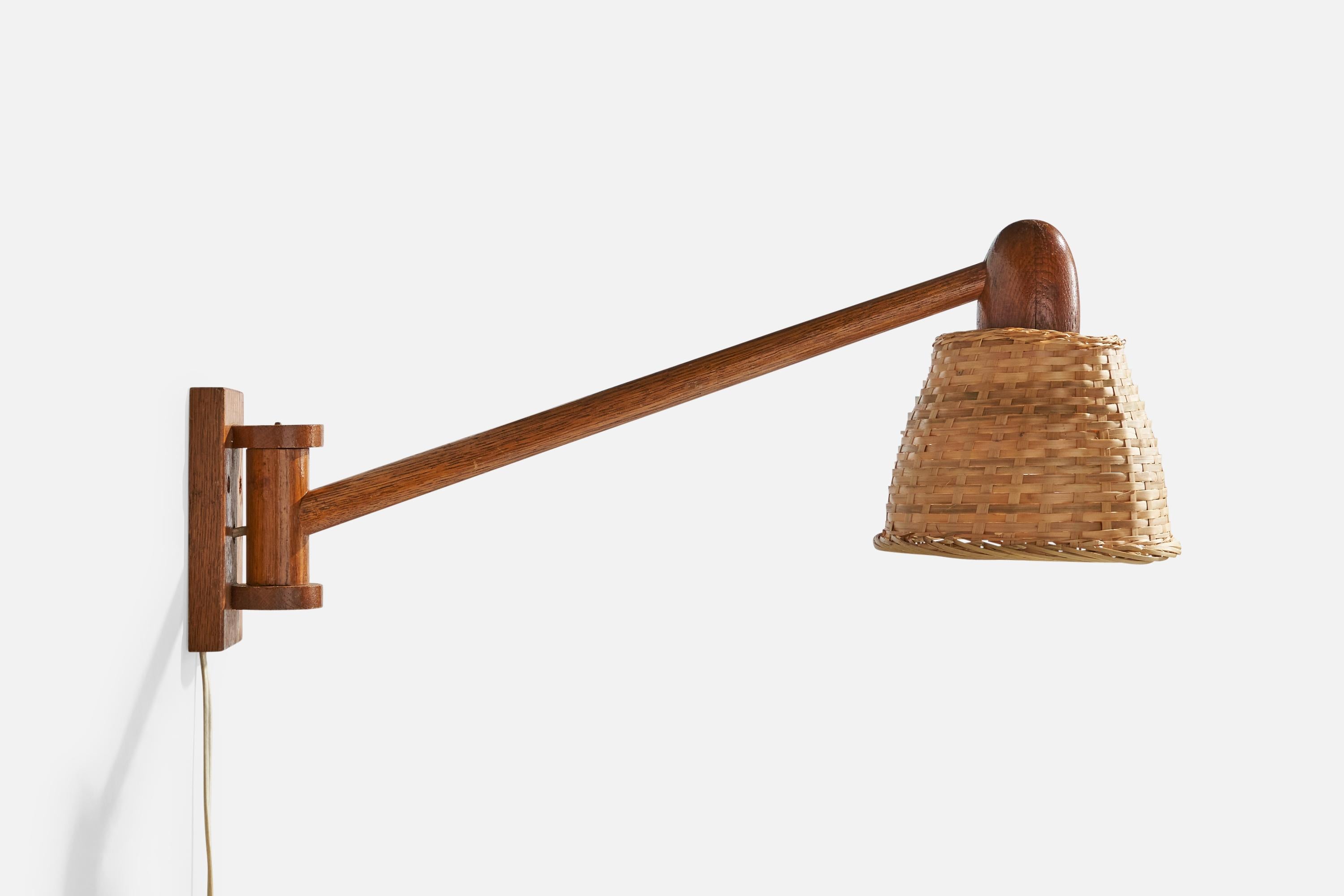 Designer danese, lampada da parete, teak, rattan, Danimarca, anni '60 In condizioni buone in vendita a High Point, NC