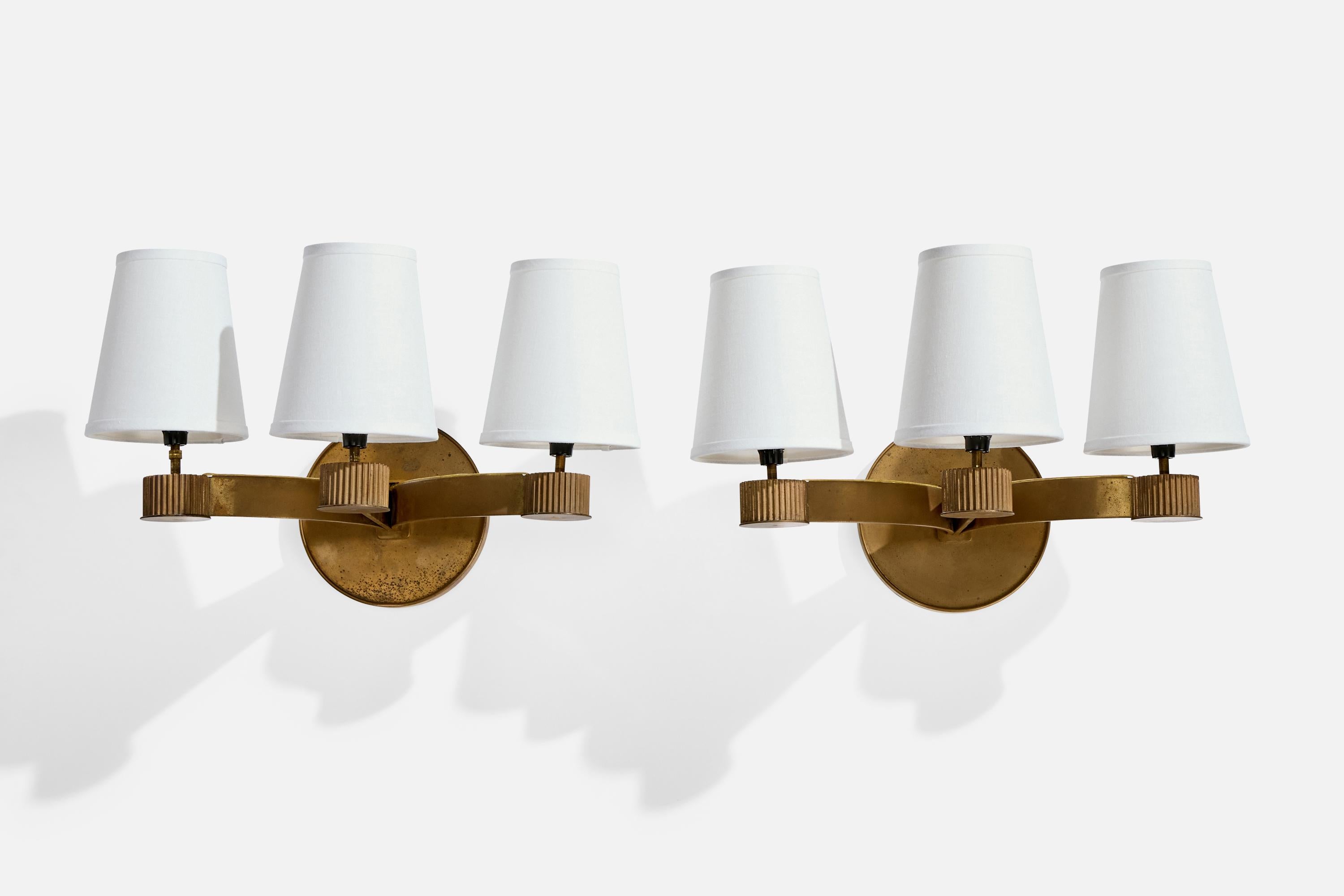 Coppia di grandi lampade da parete in ottone e tessuto bianco progettate e prodotte in Danimarca, anni '30 circa.

I bracci in ottone presentano una leggera ossidazione.

Paralumi in tessuto nuovi di zecca. Ricablato con prese sostituite. Modello