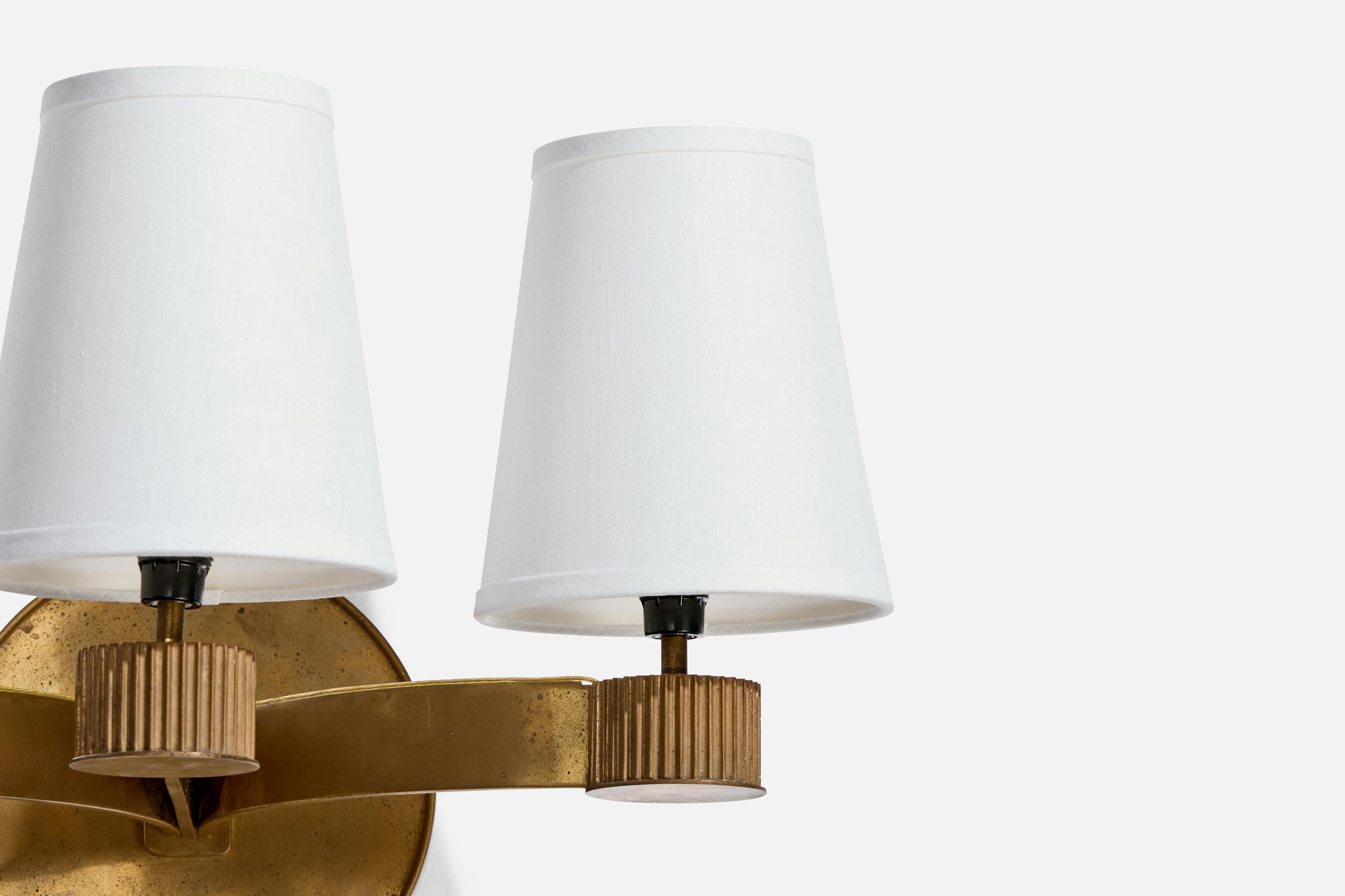 Metà XX secolo Designer danese, lampade da parete, ottone, tessuto, Danimarca, anni '1930 in vendita