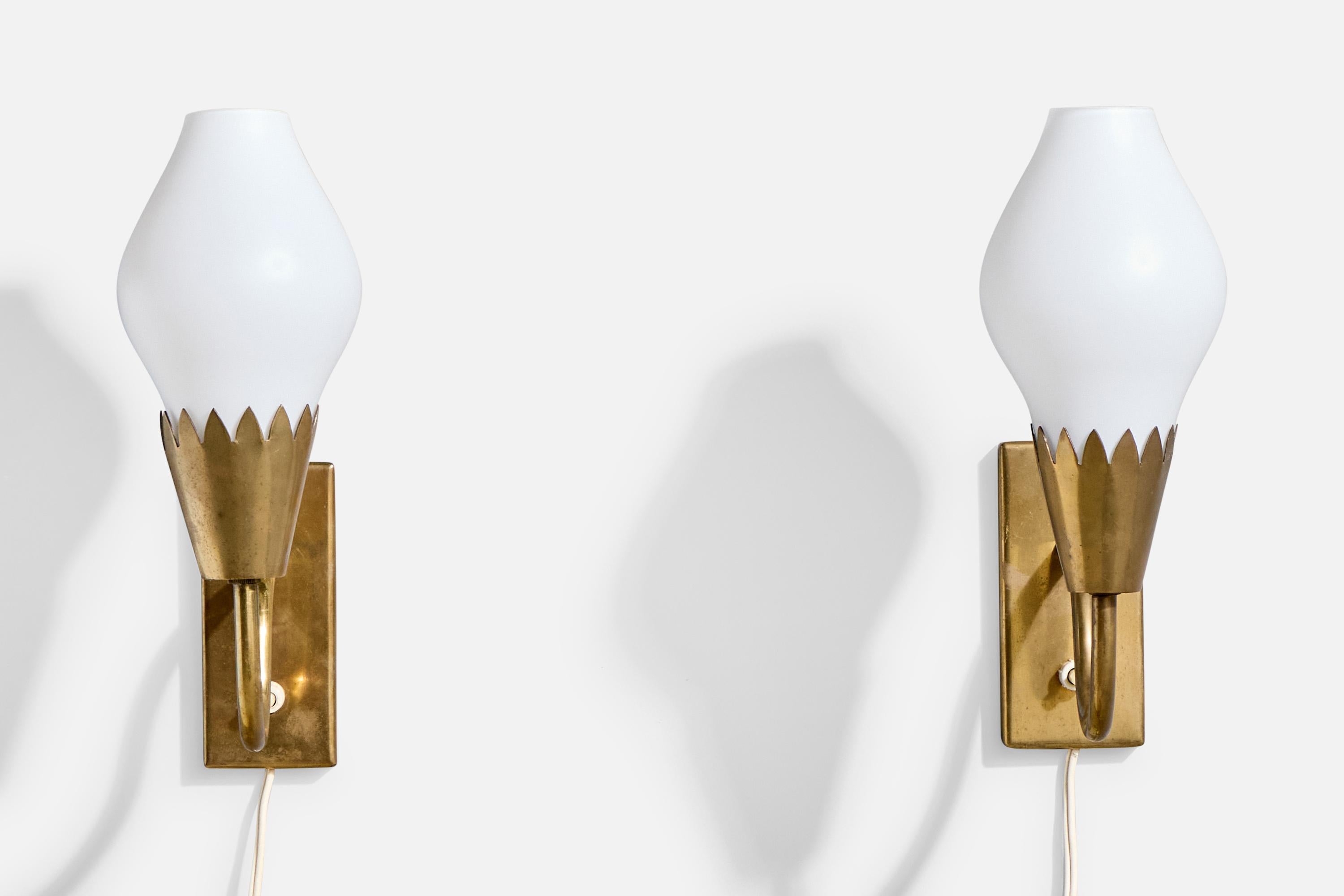 Danish Designer, Wall Lights, Brass, Glass, Denmark, 1950s (Moderne der Mitte des Jahrhunderts) im Angebot