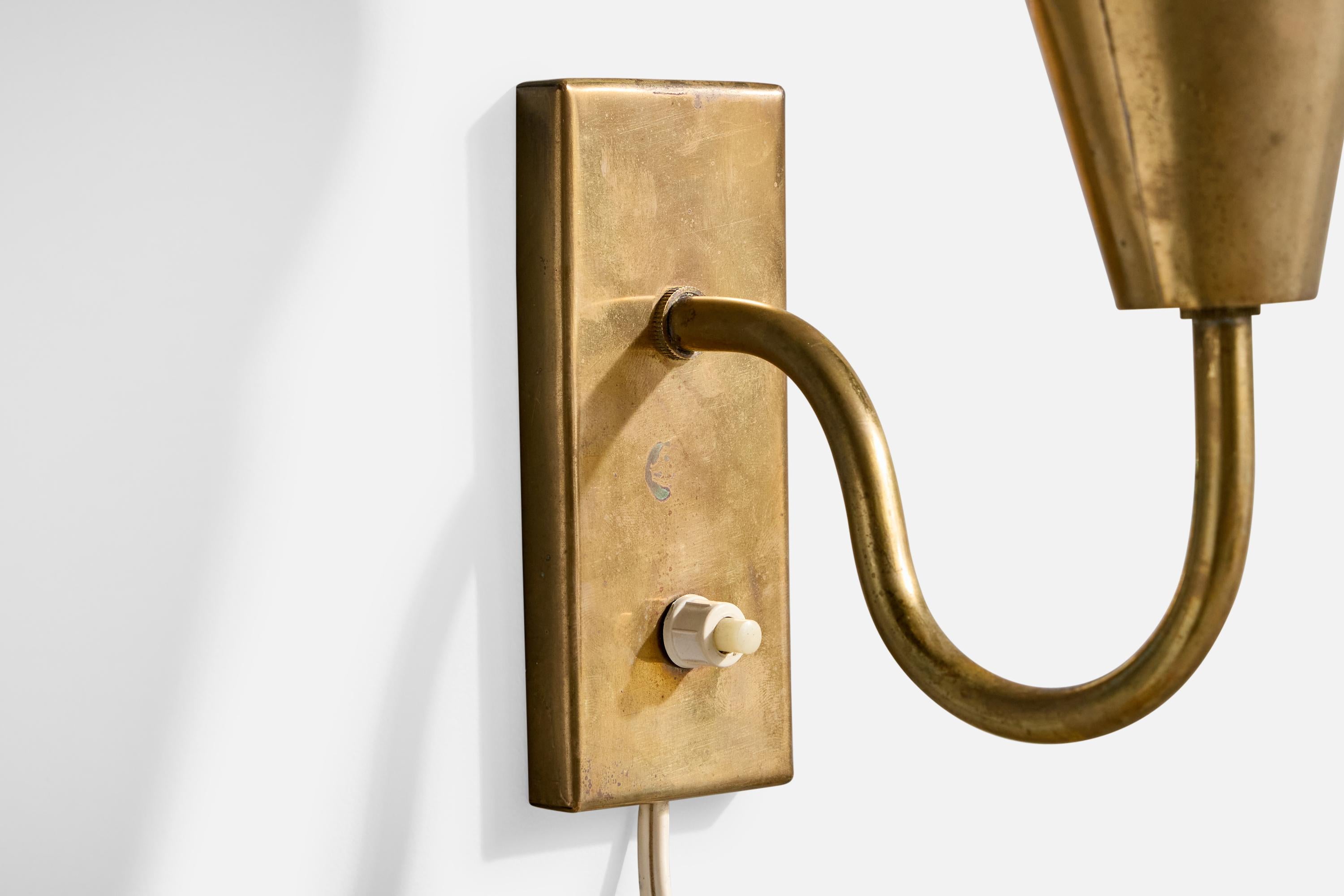 Danish Designer, Wall Lights, Brass, Glass, Denmark, 1950s (Mitte des 20. Jahrhunderts) im Angebot
