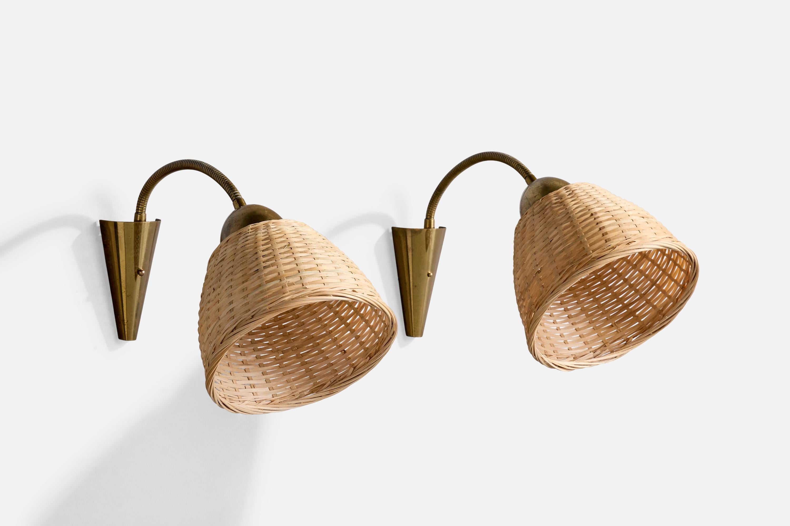 Coppia di applique regolabili in ottone e rattan progettate e prodotte in Danimarca, anni '50 circa.

Con paralumi sostituiti.

Dimensioni complessive (pollici): 15