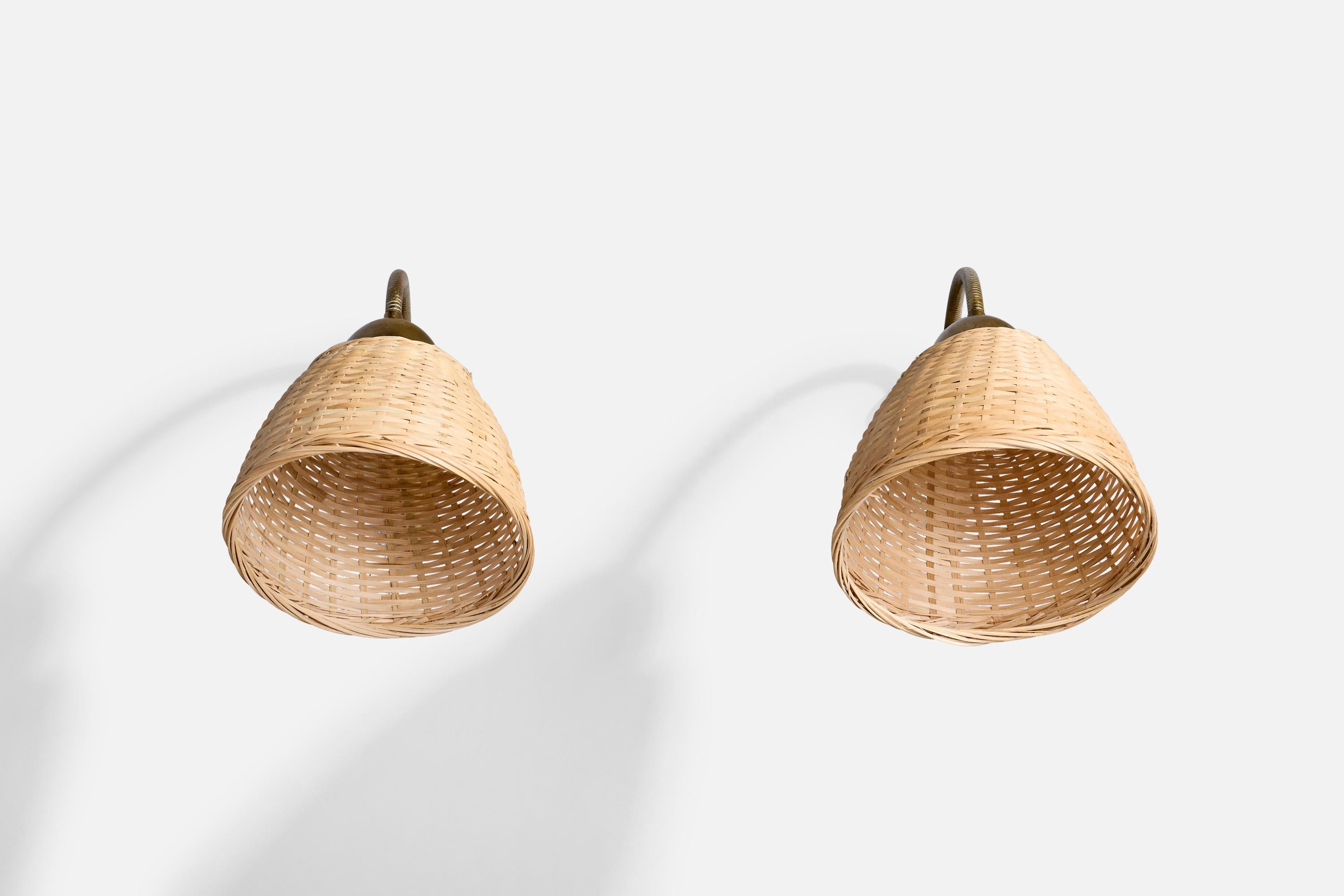 Mid-Century moderno Designer danese, Luci da parete, Ottone, Rattan, Danimarca, anni '1950 in vendita