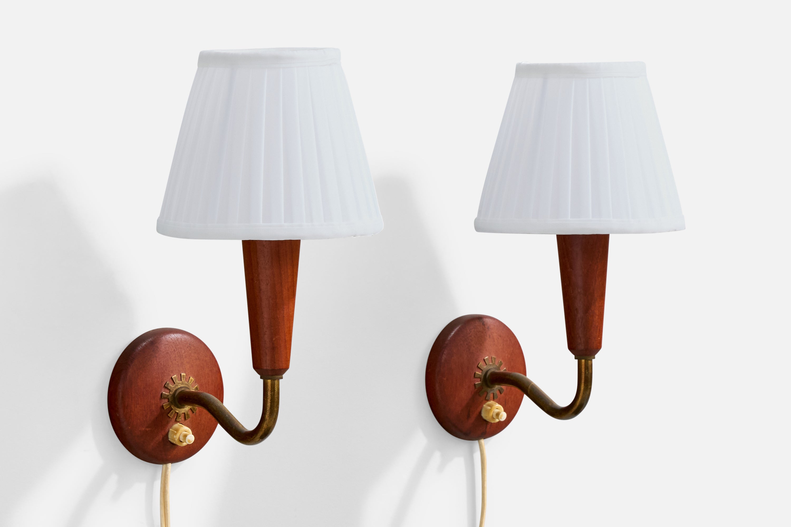Design/One, appliques, laiton, teck, tissu, Danemark, années 1950 en vente