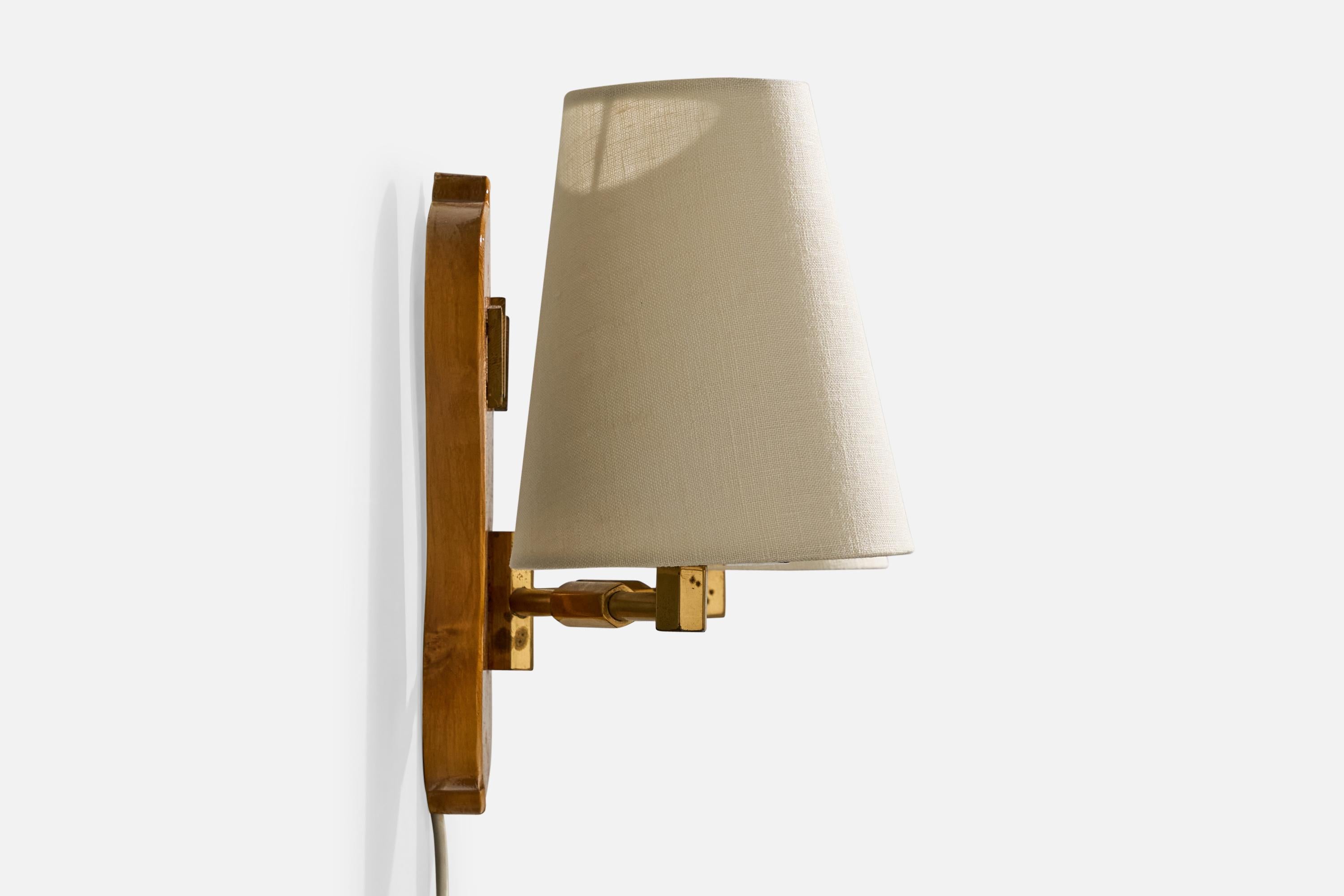 Metà XX secolo Designer danese, lampade da parete, ottone, legno, tessuto, Danimarca, anni '40 in vendita