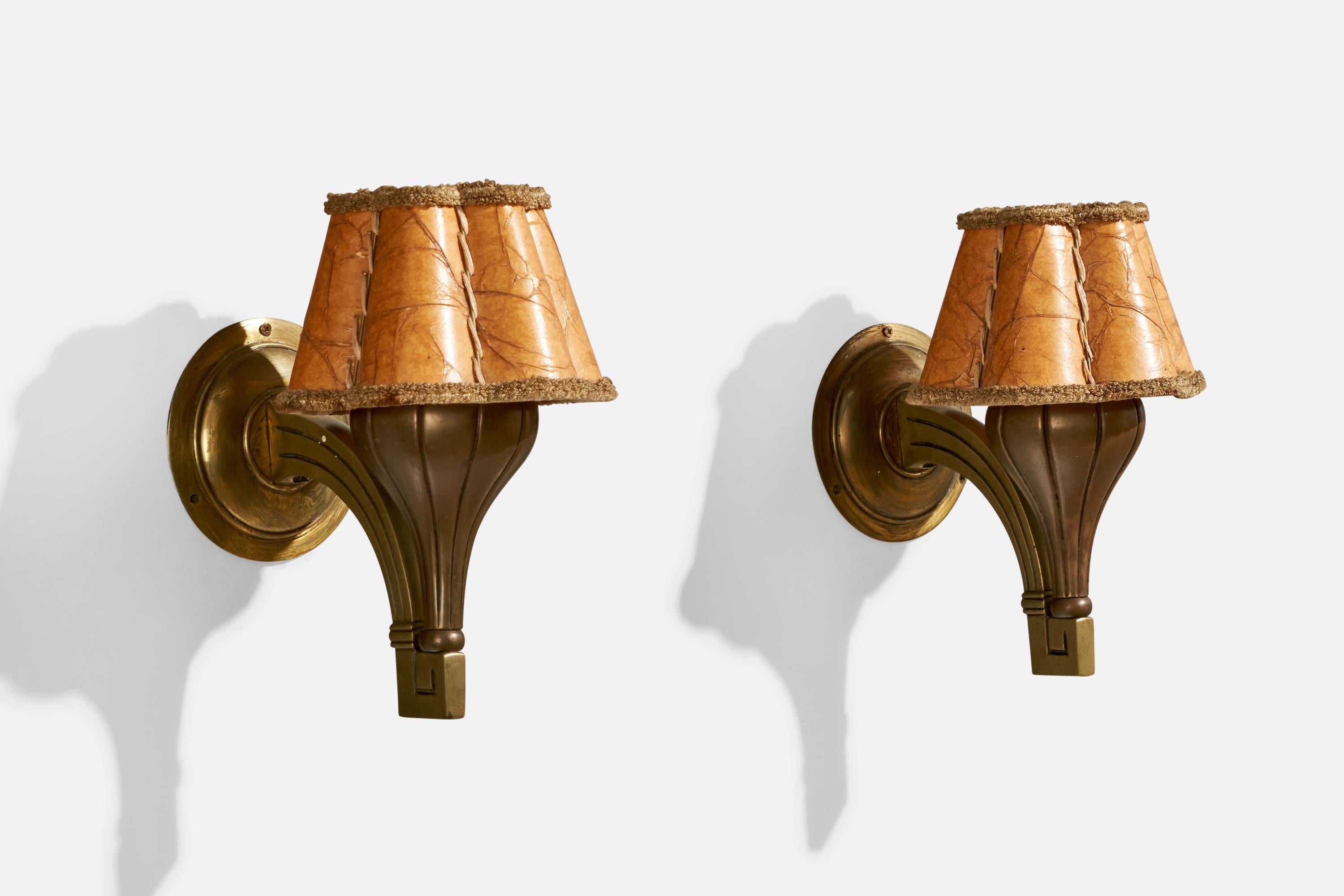 Paire d'appliques en bronze et en papier parchemin brun, conçues et produites au Danemark, C.C.

Dimensions globales (pouces) : 9