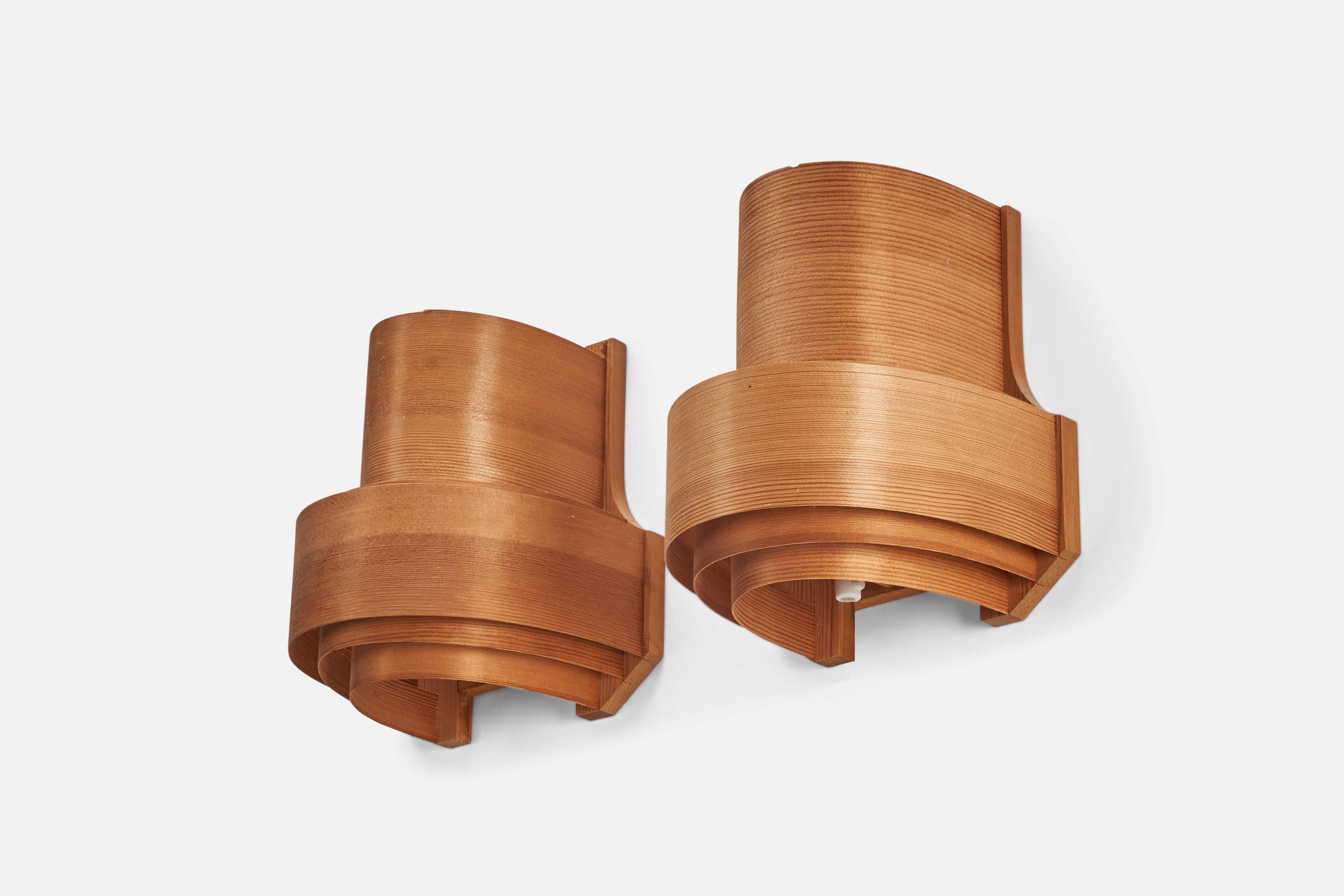Coppia di lampade da parete in legno di pino modellato, disegnate e prodotte da un designer danese, Danimarca, anni Settanta.
