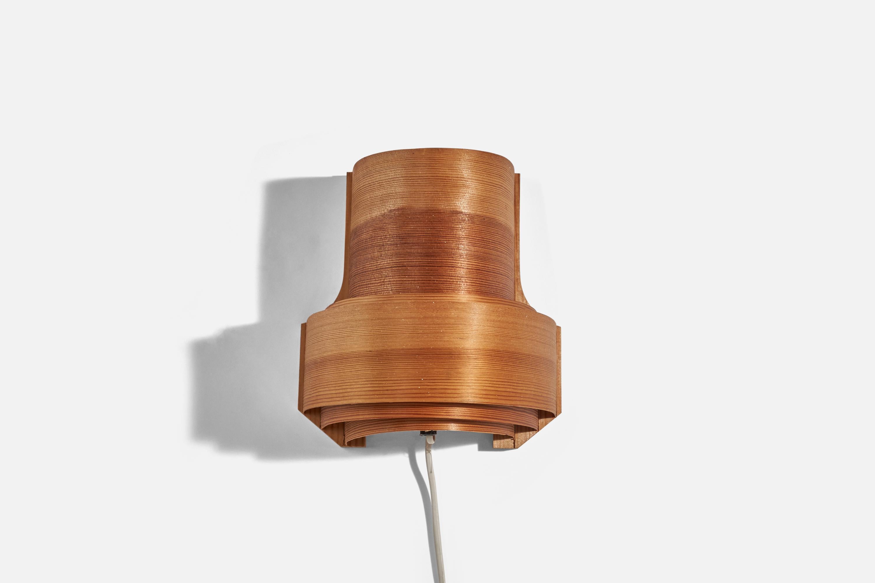 A pair of pine and moulded pine veneer wall lights designed and produced in Denmark, c. 1970s. 

Fixture is not hardwired, plug in only. 

Socket takes standard E-26 medium base bulb.

The maximum wattage stated on the fixture is 60.