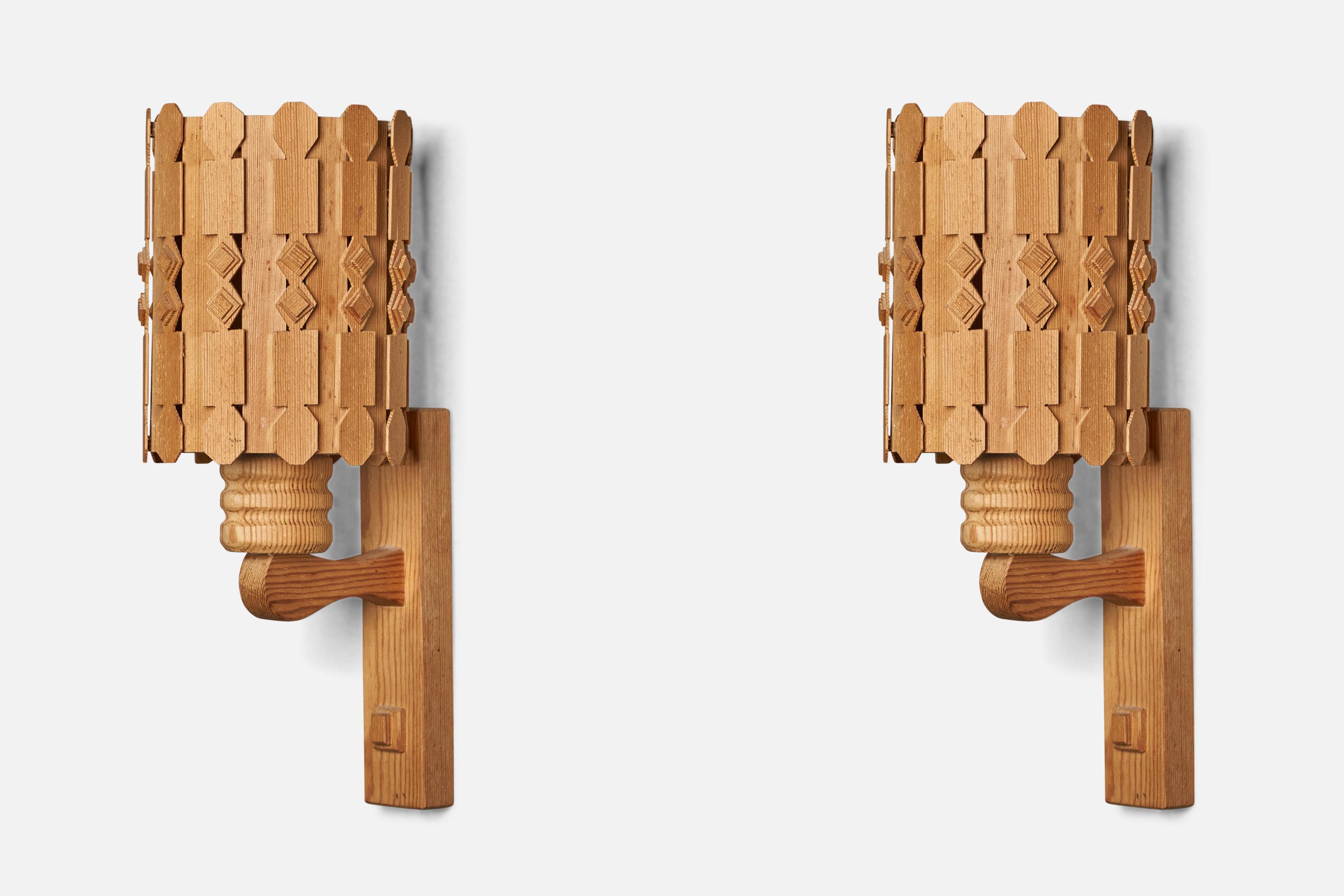 A pair of pine and oak wall lights designed and produced in Denmark, c. 1960s.

Overall Dimensions (inches): 13.6” H x 5” W x 6.25” D
Bulb Specifications: E-26 Bulb
Number of Sockets: 1
