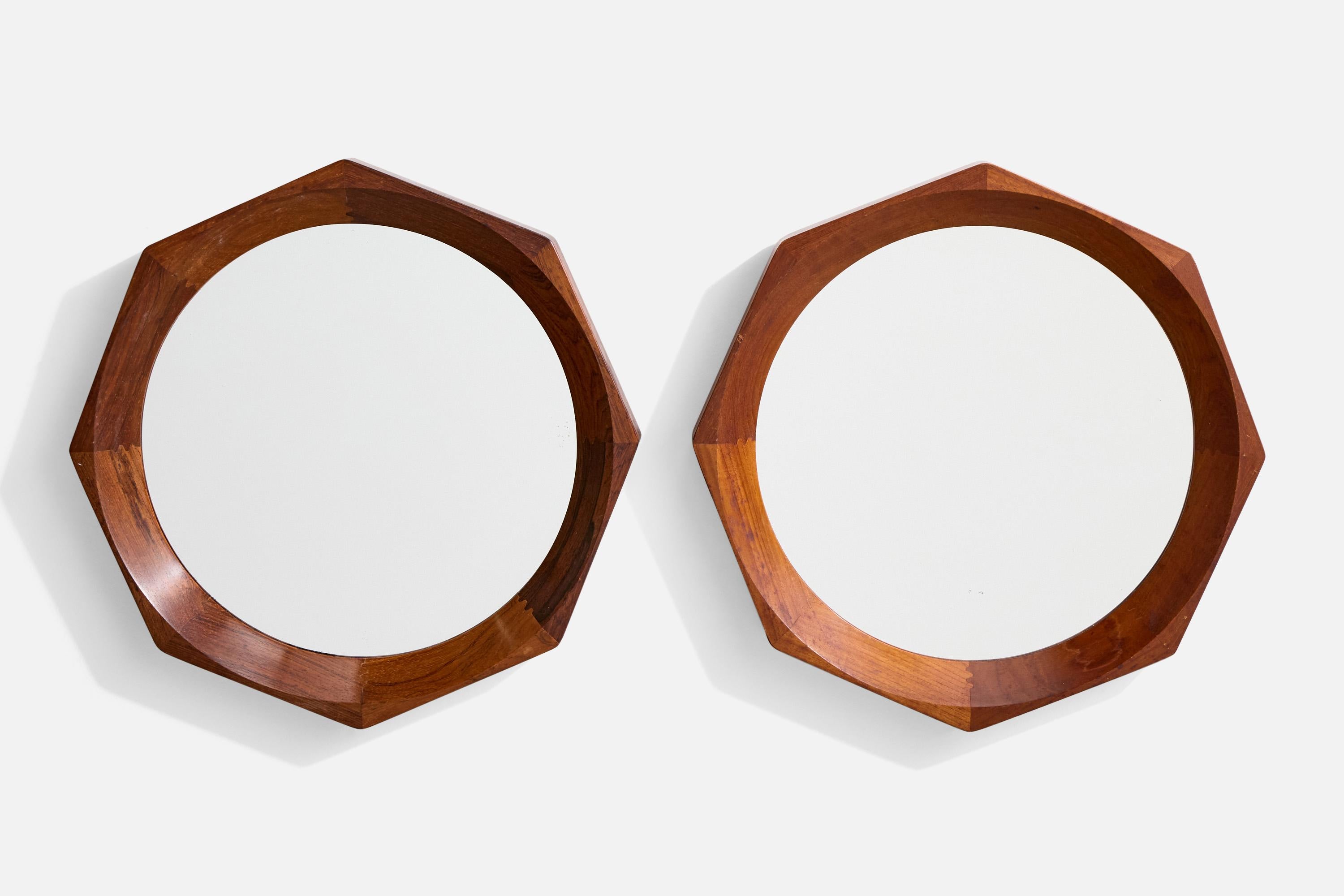 Paire de miroirs muraux en teck conçus et produits au Danemark, C.1950.

Dimensions : 18,125