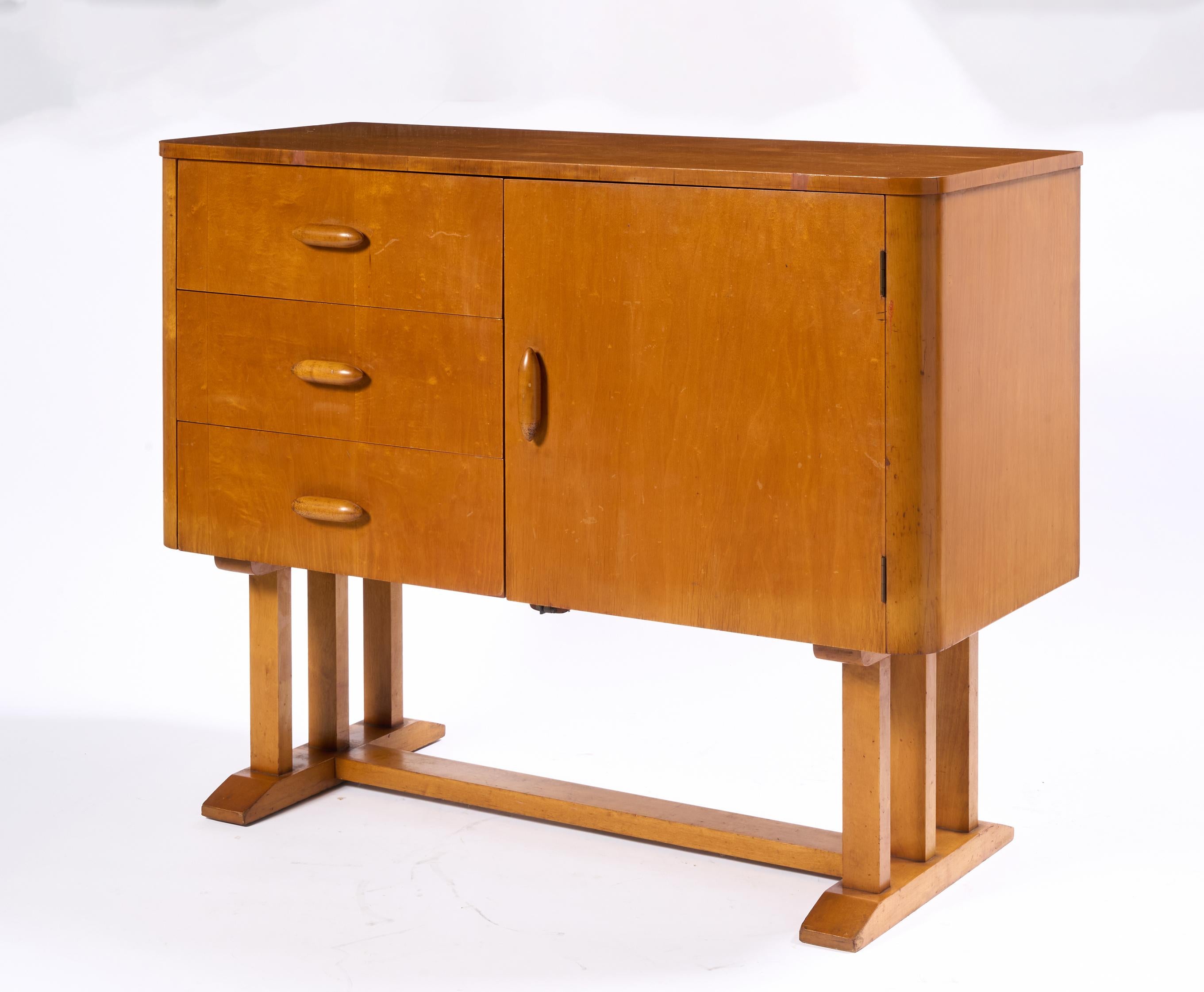 Organique Designer danois, Coffre en bois attribué à Otto Faerge en vente