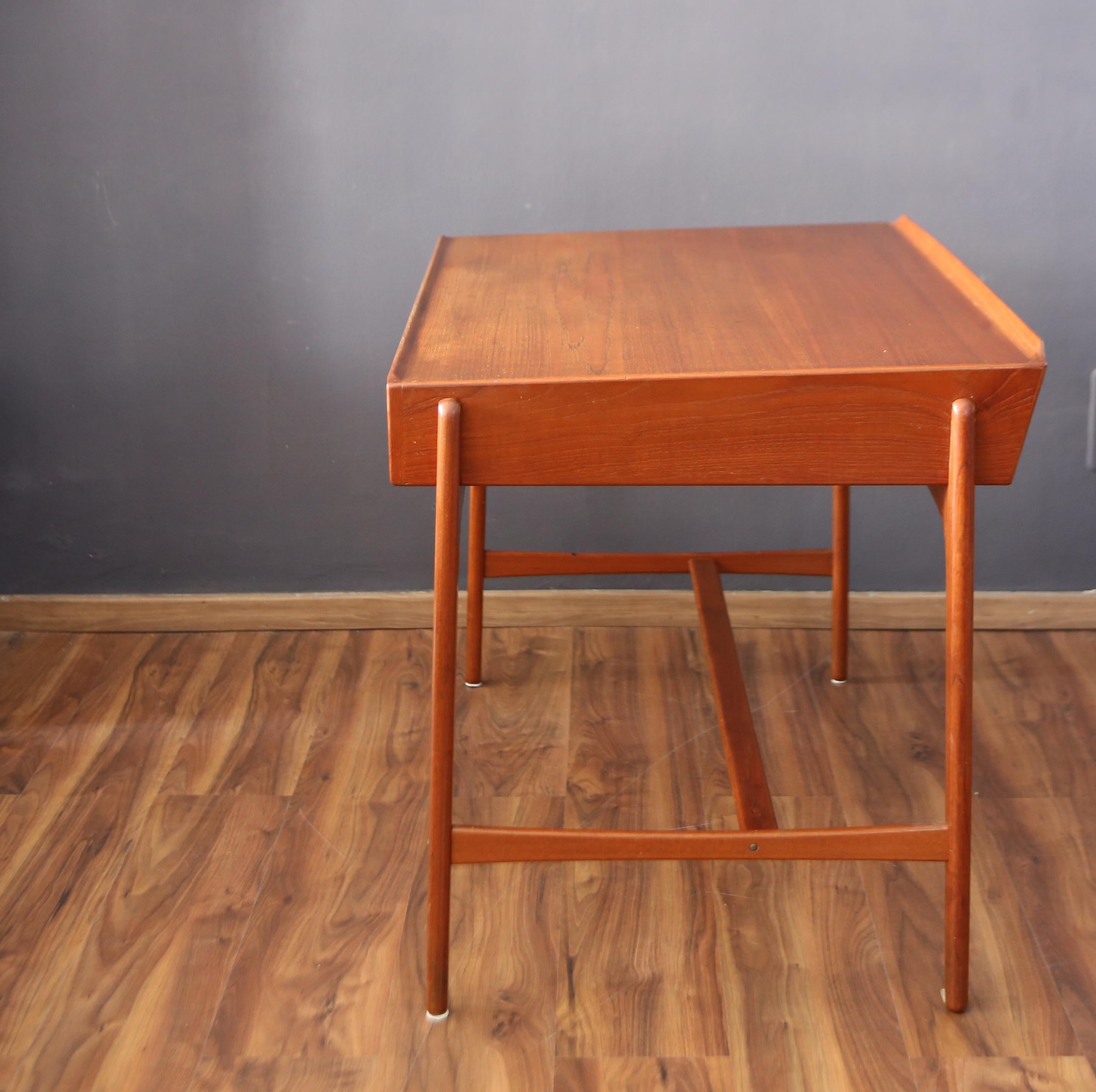 Dänischer Schreibtisch von Svend Aage Madsen, hergestellt von Sigurd Hansen in den 1950er Jahren (Italian) im Angebot