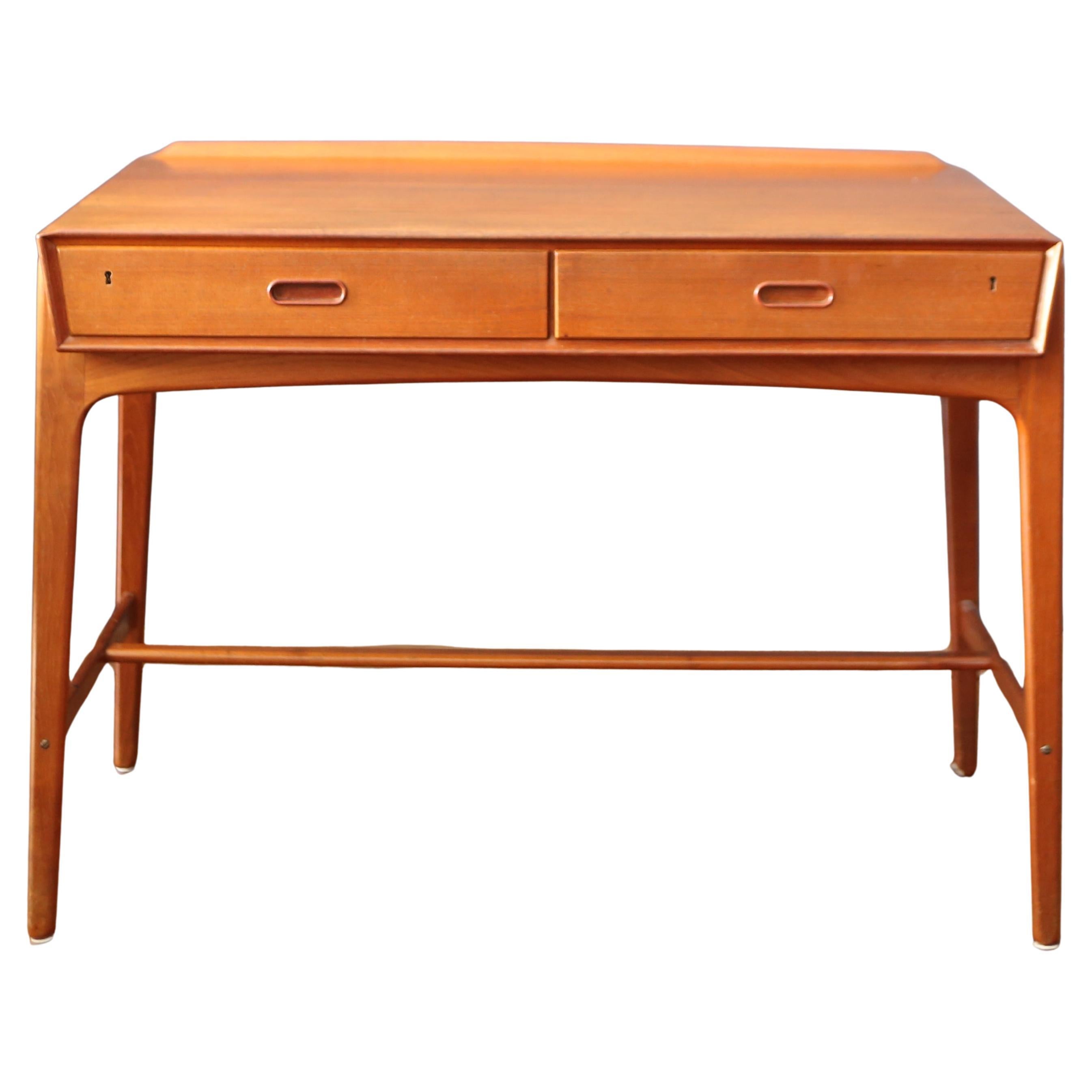 Dänischer Schreibtisch von Svend Aage Madsen, hergestellt von Sigurd Hansen in den 1950er Jahren im Angebot
