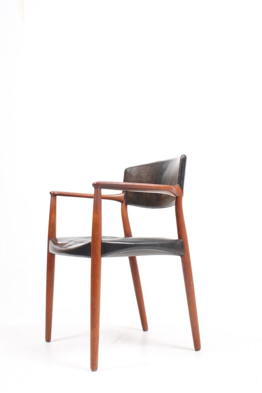 Armchair in teak and original leather. Designed by MAA. Ejnar Larsen & Aksel Bender Madsen. Great patinated condition.