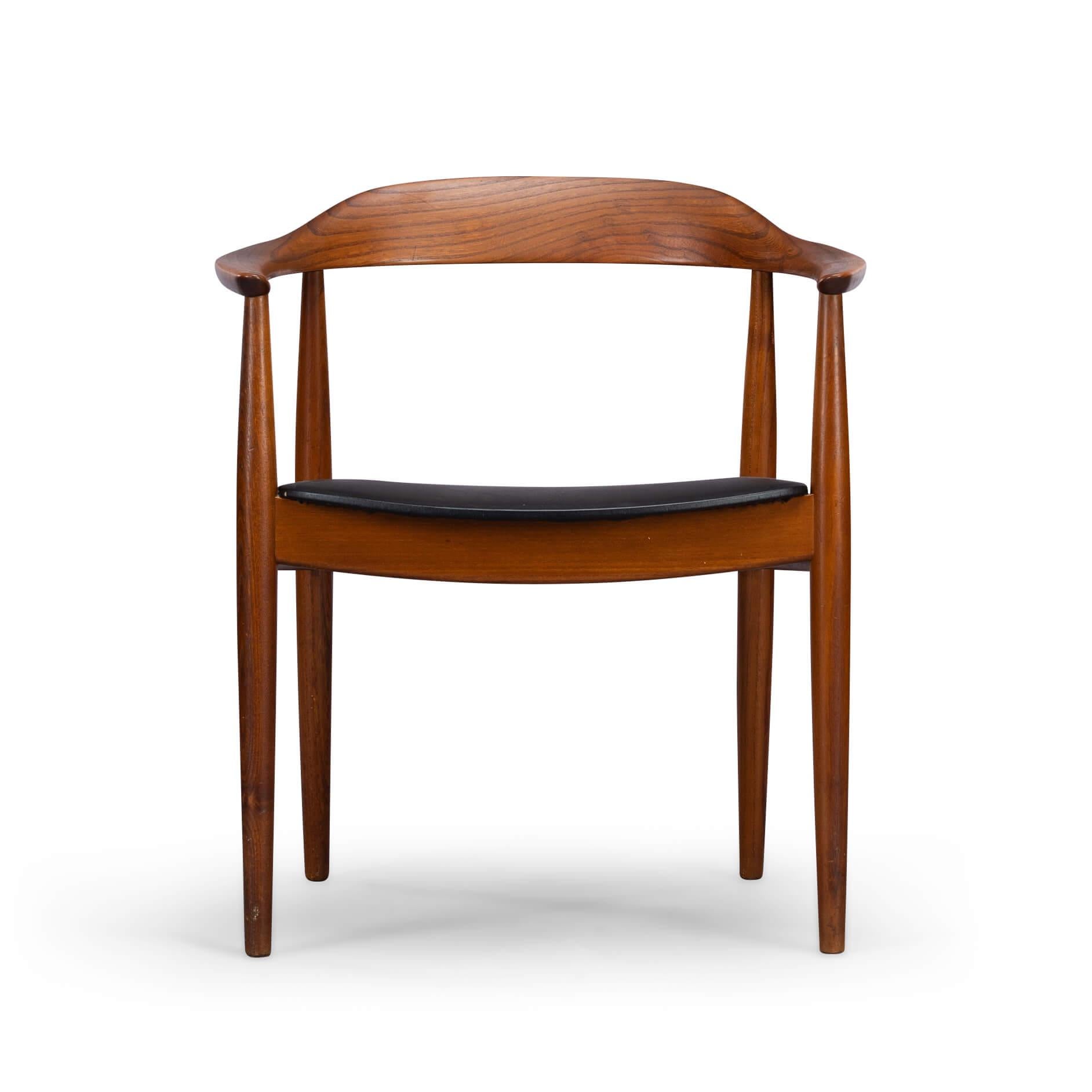 Repéré en un clin d'œil, c'est un Eilersen ! Le design est souvent attribué à Illum Wikkelsø, mais c'est Arne Wahl Iversen qui a conçu cette chaise de bureau. Quoi qu'il en soit, elle est immédiatement reconnaissable comme une Niels Eilersen. Le