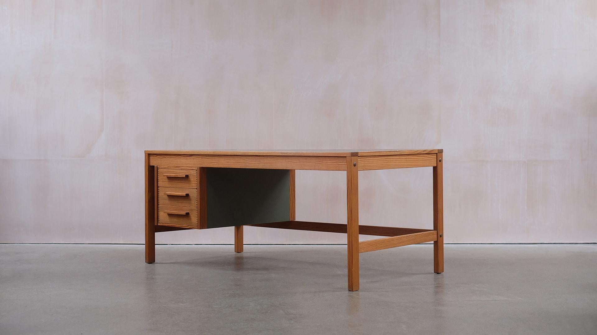 Danish Desk in Pine by Bernt Petersen In Good Condition In Epperstone, Nottinghamshire