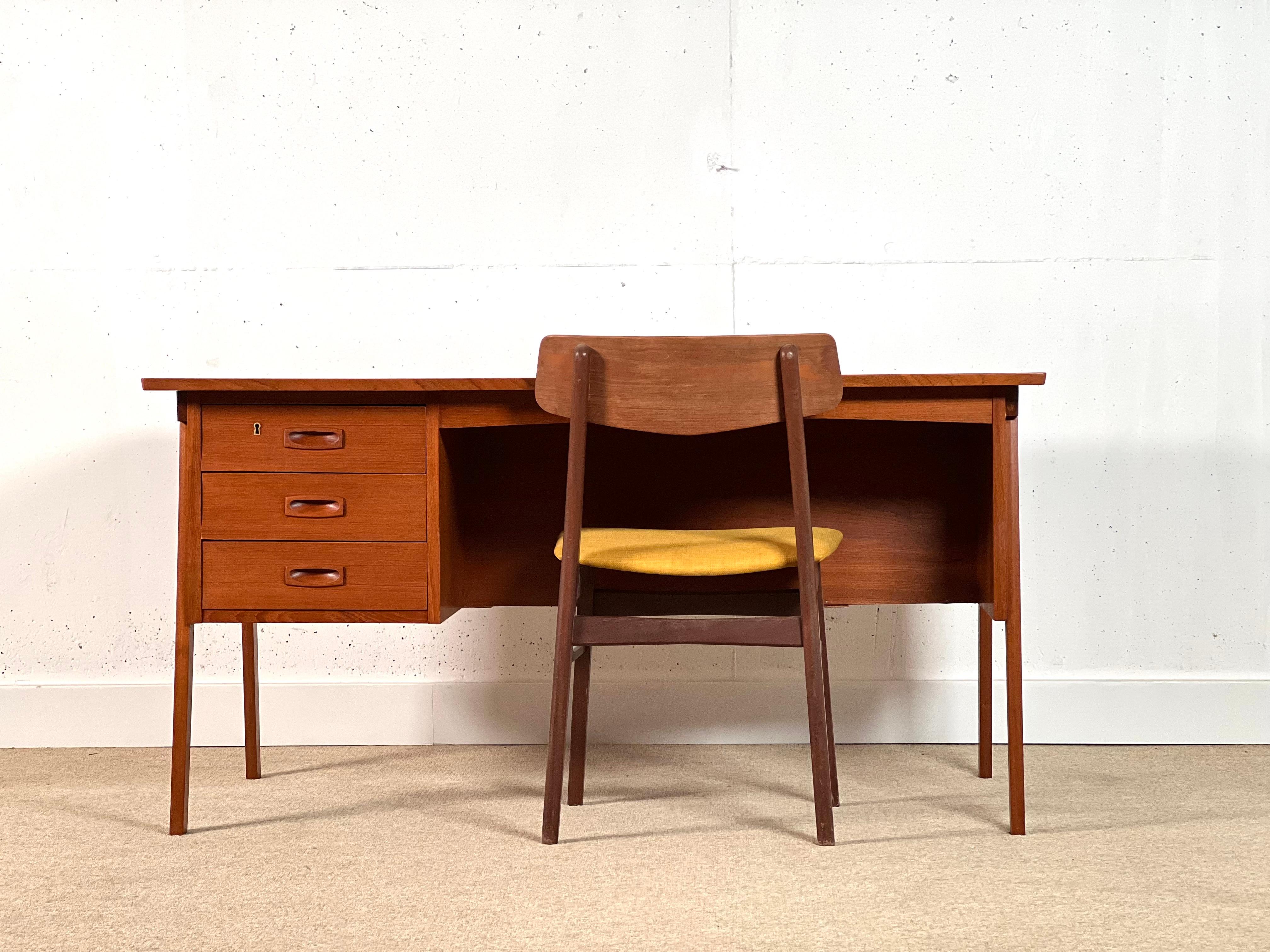This desk was carefully handcarafted by the high-end Danish cabinet markers.

The bank of drawers on its right hand side, a bookcase in one og the long end and plenty of space for the legs makes this desk very confortable and a beauty piece for