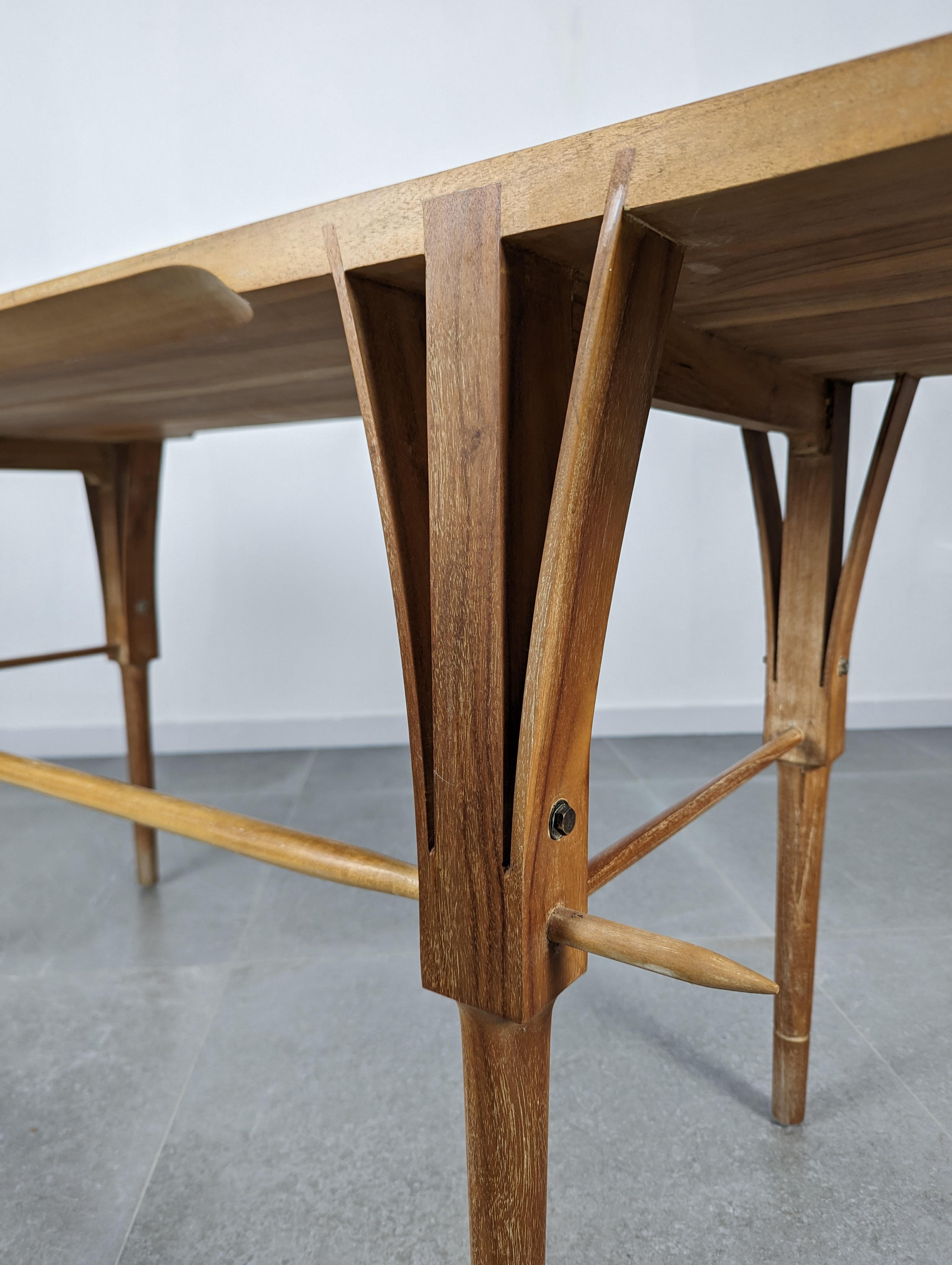 Exklusiver Holztisch, der dem bedeutenden dänischen Designer und Architekten Sven Ellekaer zugeschrieben wird. Das unverwechselbare Design von Ellekaer mit seinem V-förmig geschwungenen Holz und der präzisen Verbindung zwischen den Teilen zeigt die