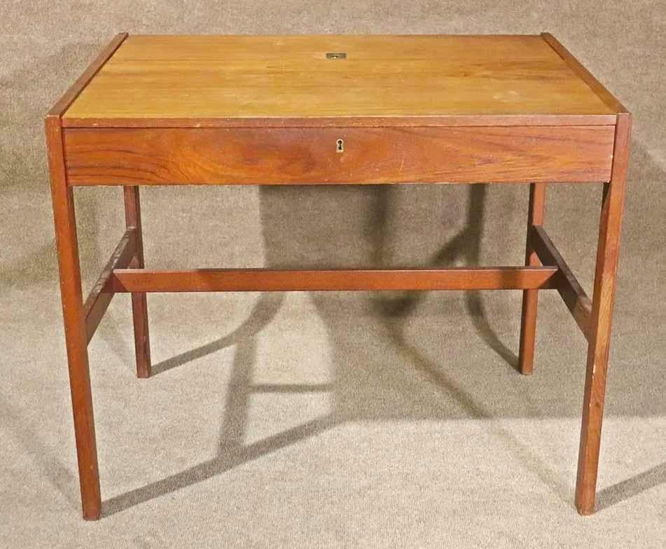 Scrivania danese moderna di metà secolo con specchio ribaltabile. Design semplice e moderno con molteplici funzioni.
Si prega di confermare la posizione.