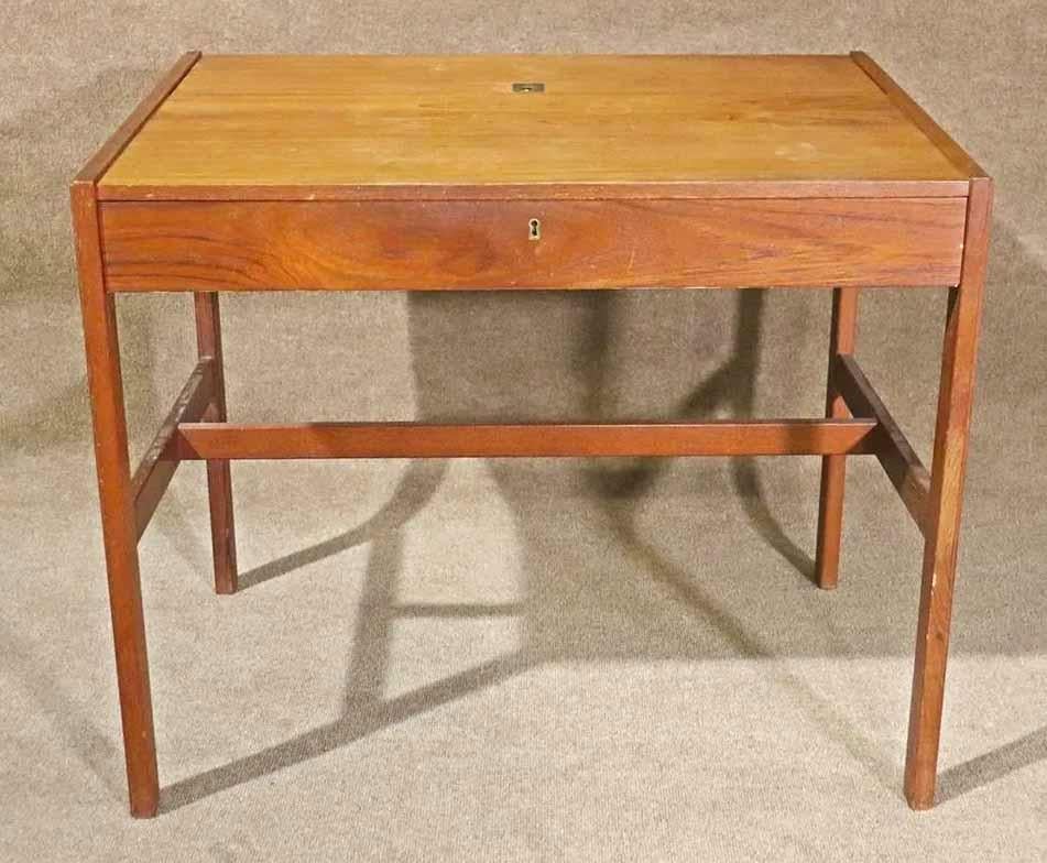 Mid-century modern Danish made desk with flip up mirror. Simple modern design with multi function.
Please confirm location.