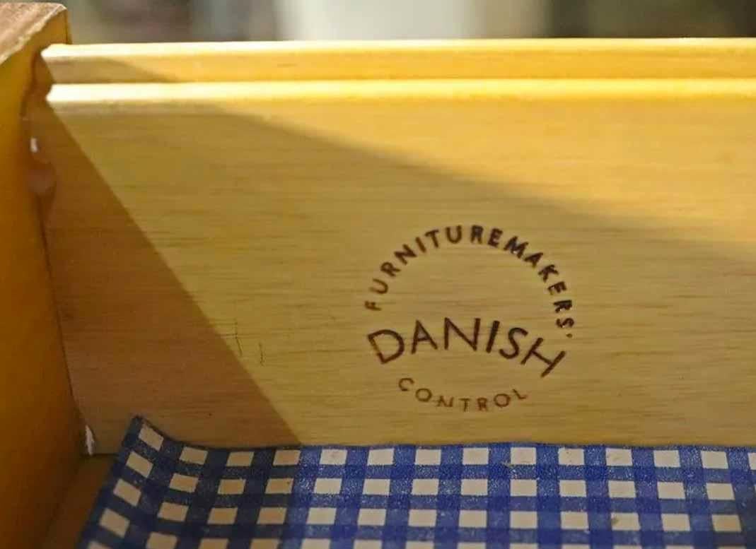 Dänischer Schreibtisch mit Eitelkeit im Angebot 1