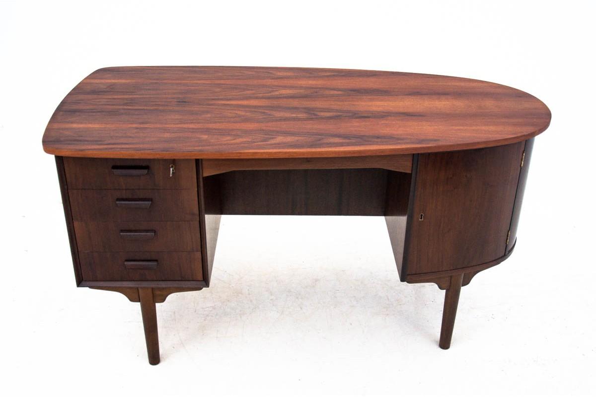 Der Schreibtisch stammt aus Dänemark aus den 1960er-1970er Jahren. 
Klassisches dänisches Design. Front mit vier Schubladen und Schrank und einer versteckten Schublade.
Rückseite mit zusätzlichem Schrank. 
 Sehr guter Zustand, nach Renovierung.
