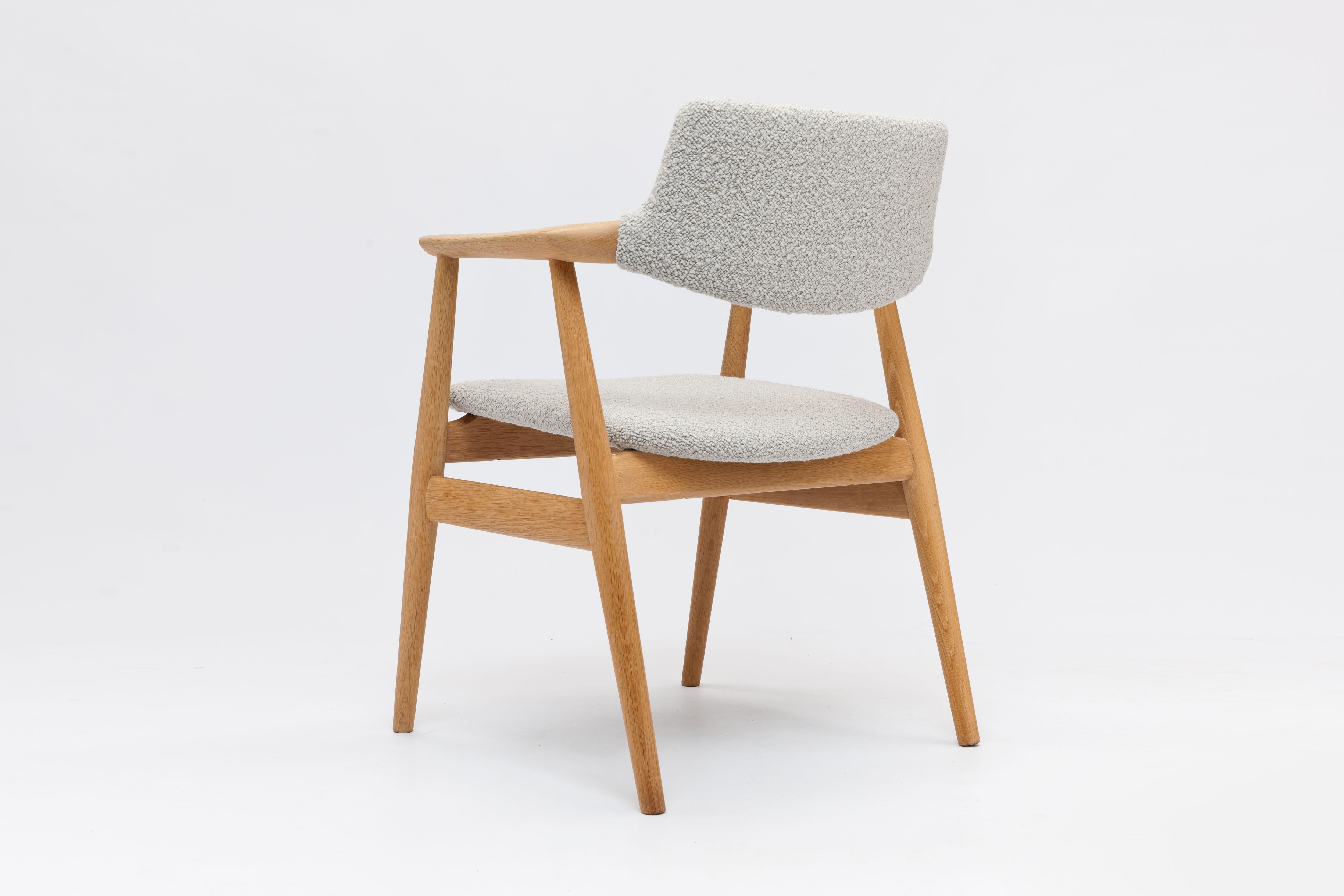 Set of 4 solid oak arm chairs by Danish designer Svend Åge Eriksen designed in 1962 for Glostrup Møbelfabrik, Denmark.

The floating back support of this design is a striking and beautiful feature of this timeless design executed from solid oak