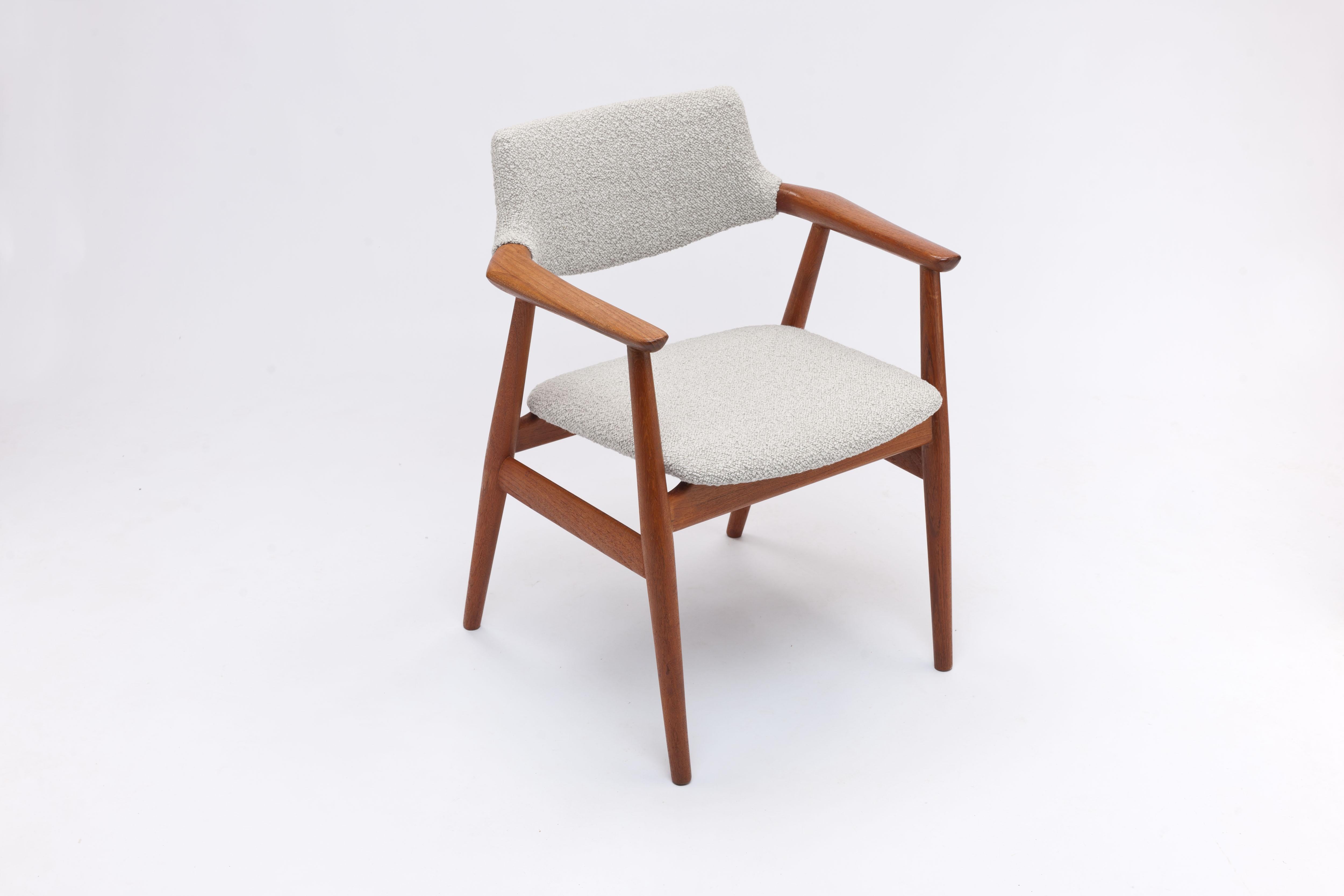 Set of 4 teak armchairs by Danish designer Svend Åge Eriksen designed in 1962 for Glostrup Møbelfabrik, Denmark.
The floating back support of this design is a striking and beautiful feature of this timeless design executed from solid teak wood with