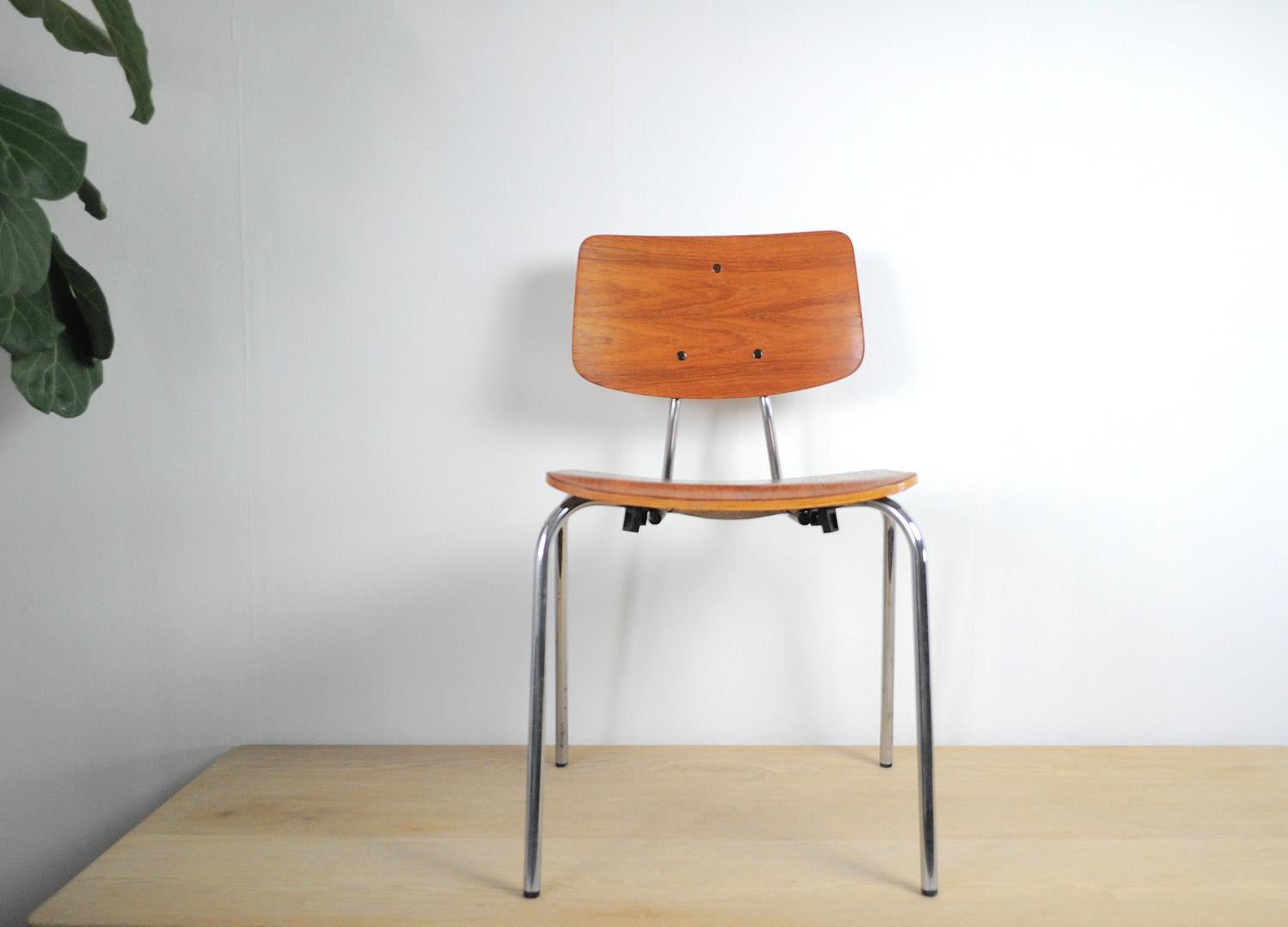 Danish dining chair by Duba from the 1970s. Lacquered Teak veneer and chromed steel.
Nice vintage condition, signs of wear consistent with age and use. Some veneer chips.

Measures: Height 74 cm
Seat height 44 cm
Width 46 cm
Depth 45 cm.