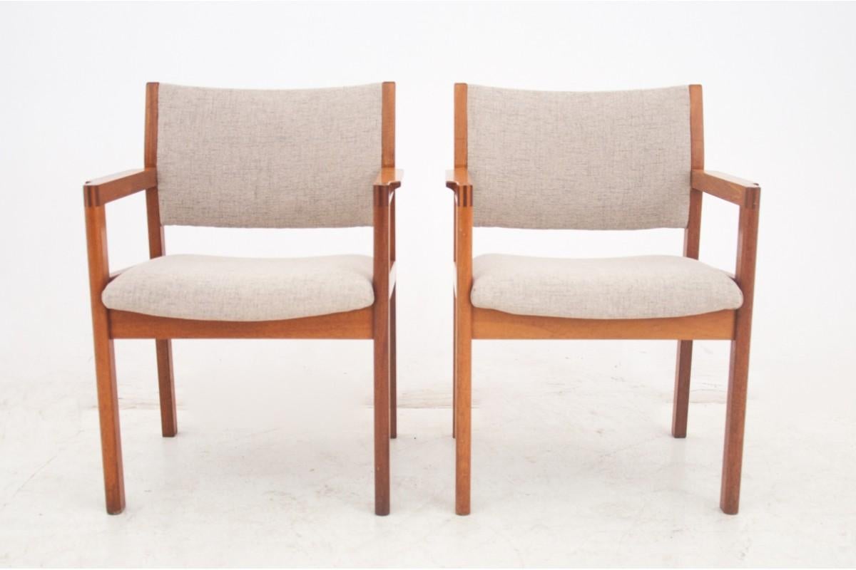 A pair of armchairs from Denmark from the 1960s. They have been upholstered in a new beige fabric and the wood has undergone a minor restoration.
Measures: Width 66 cm
Height 84 cm
Depth 53 cm.