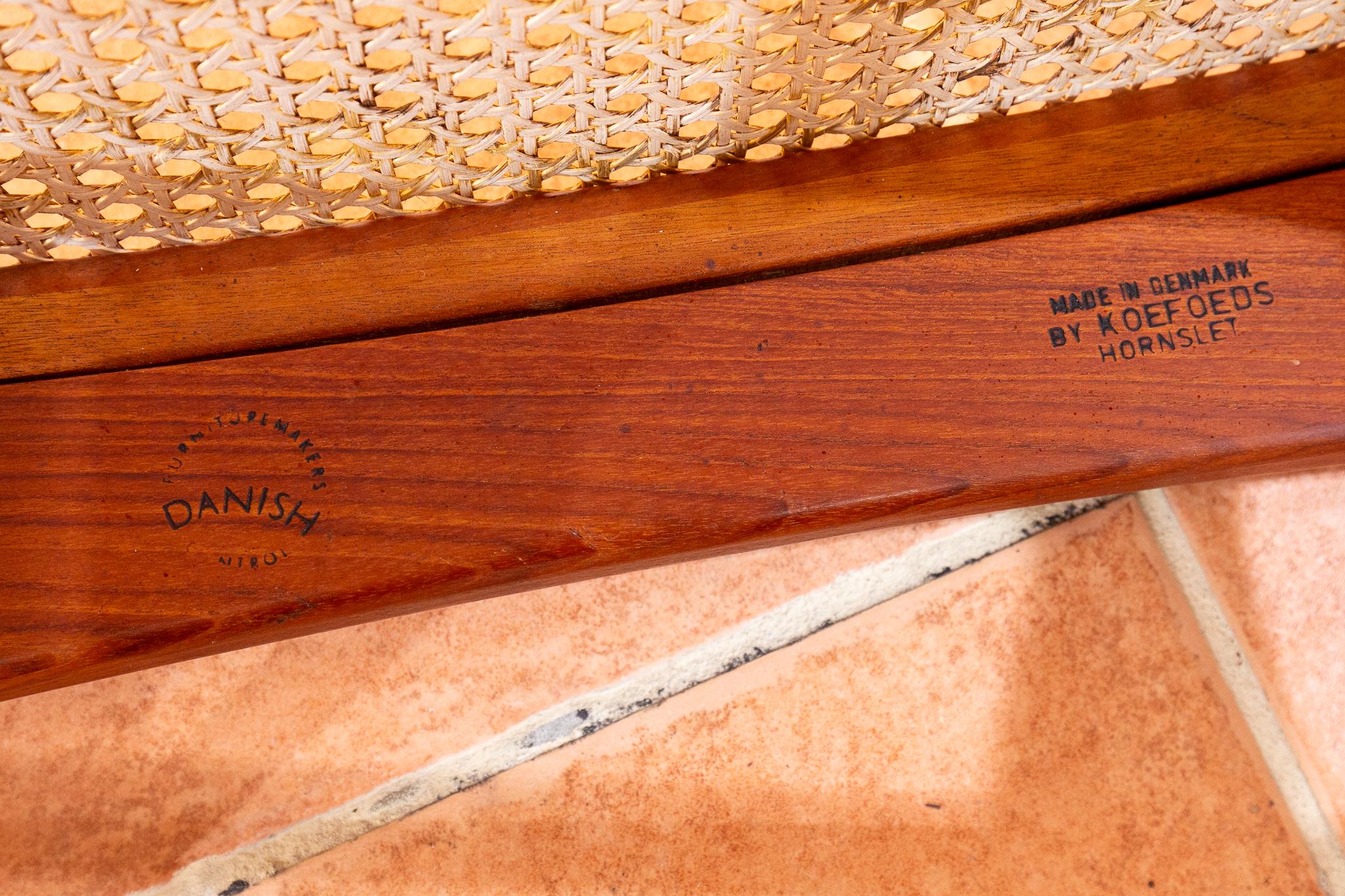 Uno splendido, eccezionale ed estremamente raro set di quattro sedie da pranzo in teak e rattan della Danimarca di metà secolo in condizioni meravigliose. Disegnato da Niels Koefoed e prodotto a Hornslet, in Danimarca, negli anni '60, questo