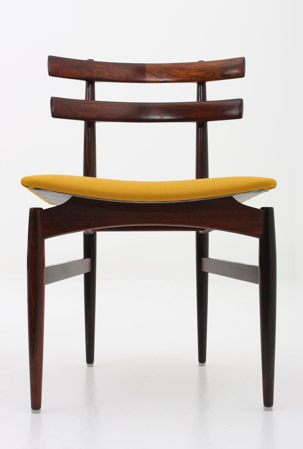Danish Dining Chairs and Table in Rosewood by Poul Hundevad 4