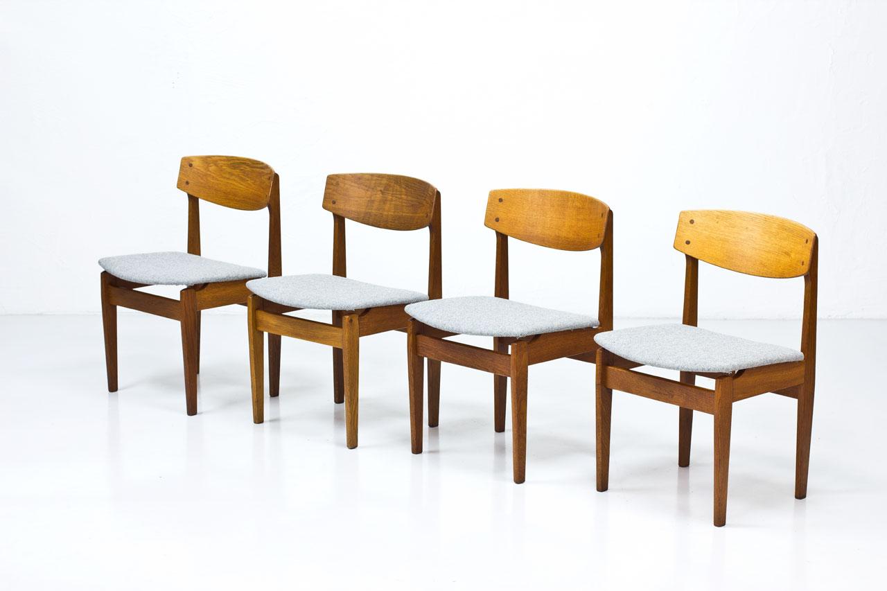 Set of four dining chairs model 78 designed by Jørgen Baekmark in the late 1950s. Manufactured in Denmark by FDB Møbler. Solid oak frame with seats reupholstered with a Hallingdal wool fabric from Kvadrat.
