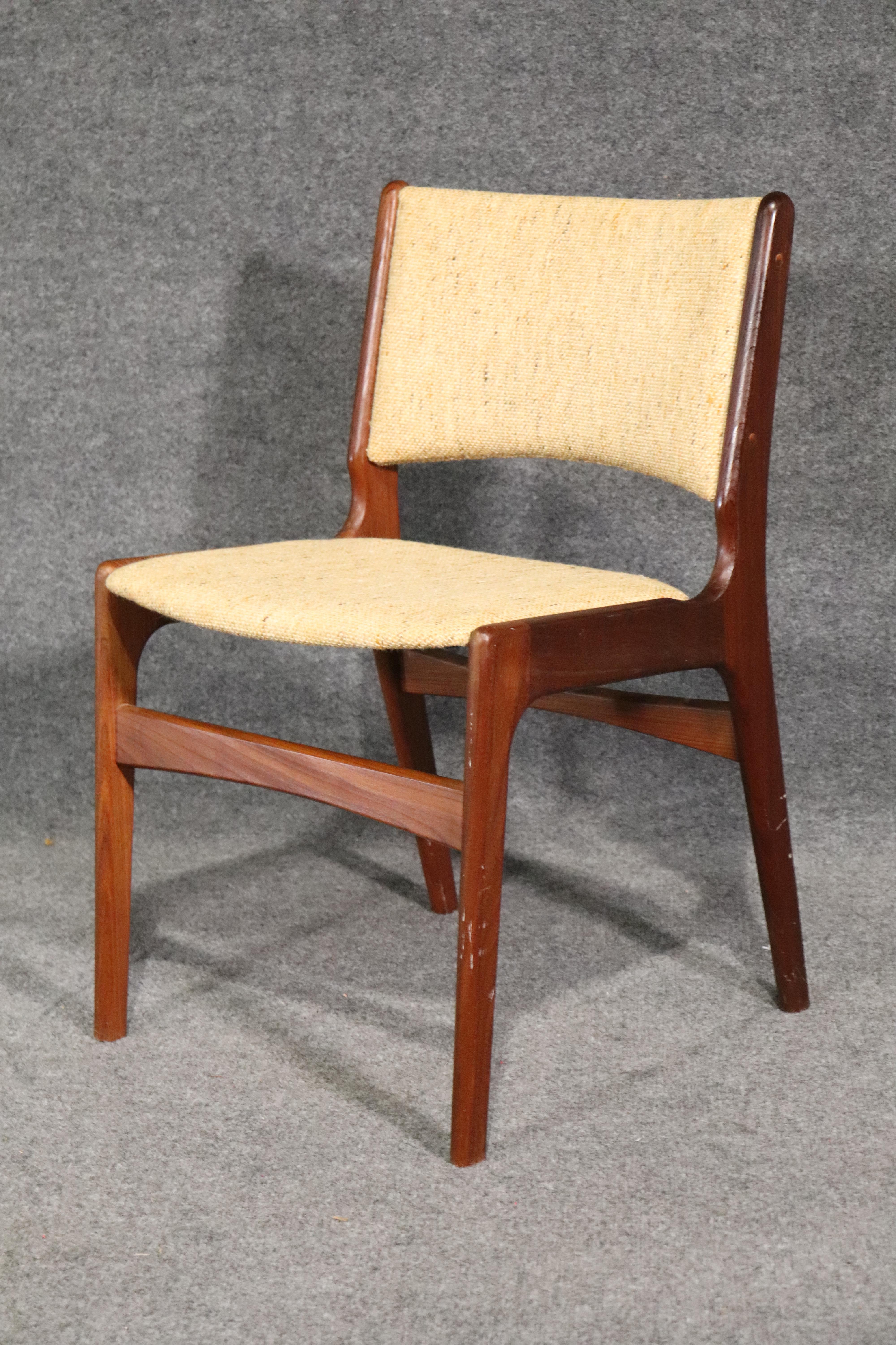 Satz von vier dänischen Mid-Century Modern Esszimmerstühlen. Schlichte und elegante Teakholzrahmen mit gepolsterten Sitz- und Rückenflächen.
Bitte bestätigen Sie den Standort.
 