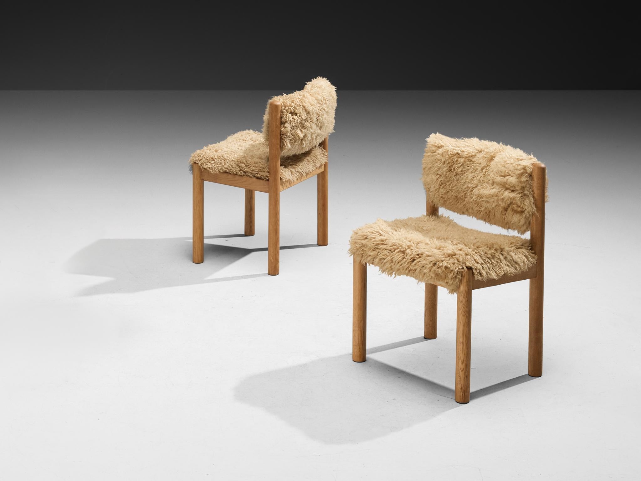 Sedie da pranzo in Oak, rivestite in pelle di pecora, Danimarca 1960

Queste eleganti sedie da pranzo danesi sono realizzate in Oak e presentano una morbida imbottitura in pelle di pecora beige. Progettata senza braccioli, la sua silhouette a telaio