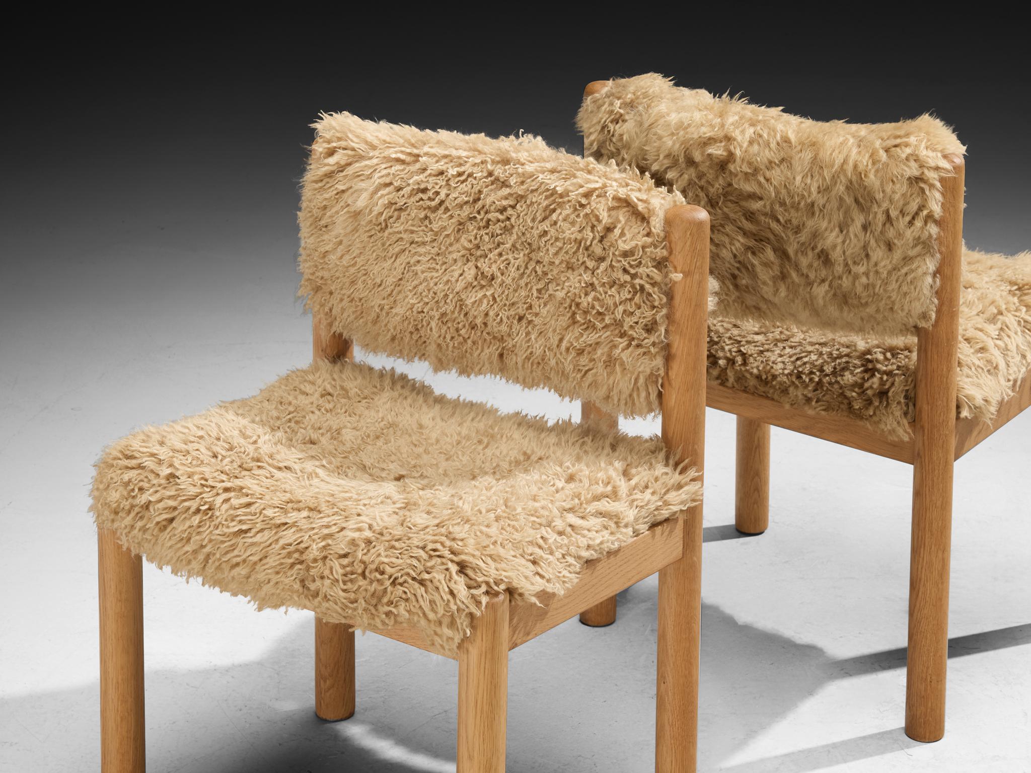 Chaises de salle à manger, chêne, rembourrées en peau de mouton, Danemark, années 1960

Ces élégantes chaises de salle à manger danoises sont fabriquées en chêne et dotées d'un revêtement doux en peau de mouton beige. Conçue sans accoudoirs, leur