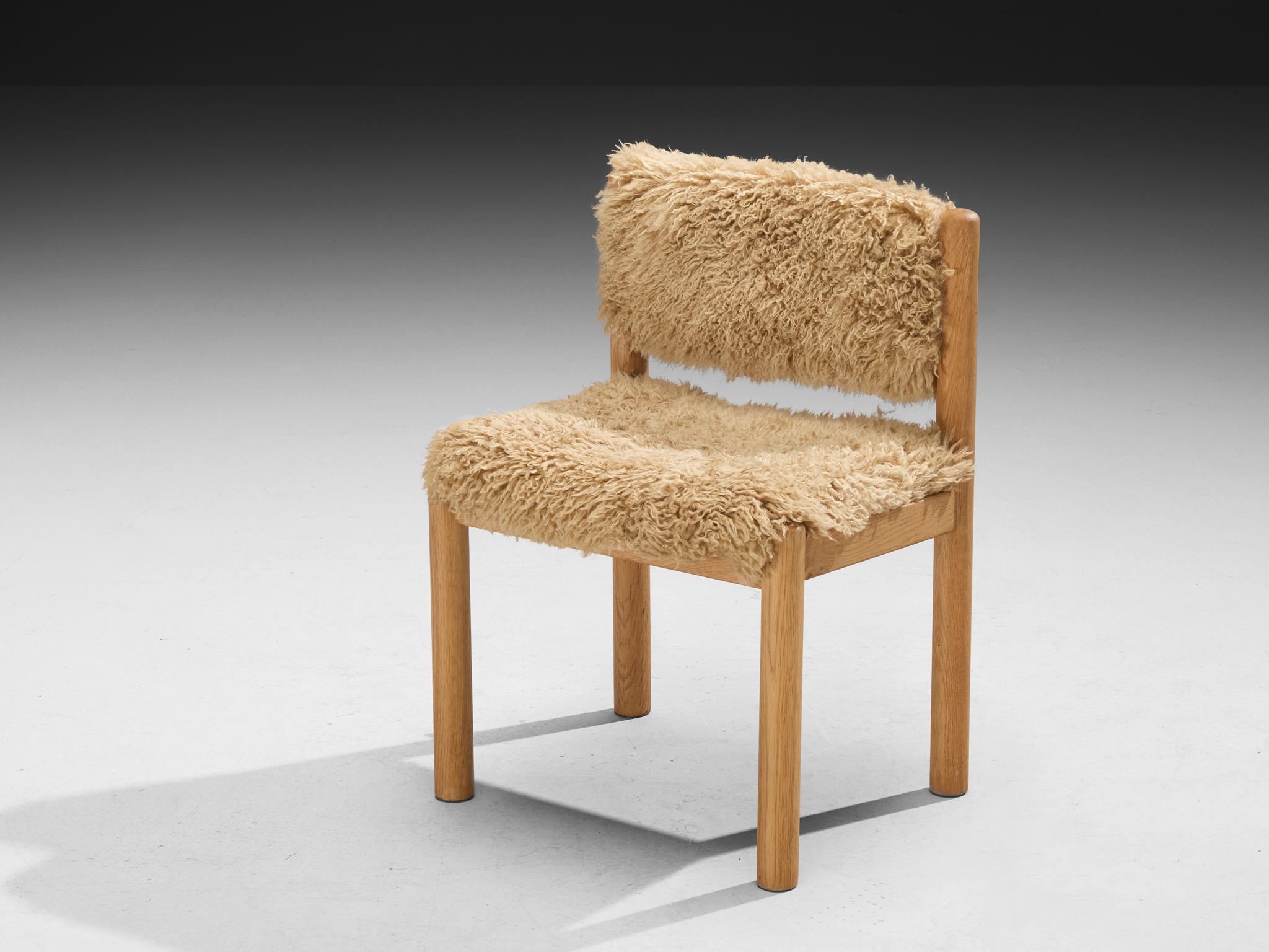 Mid-Century Modern Chaises de salle à manger danoises en Oak Oak et peau de mouton en vente