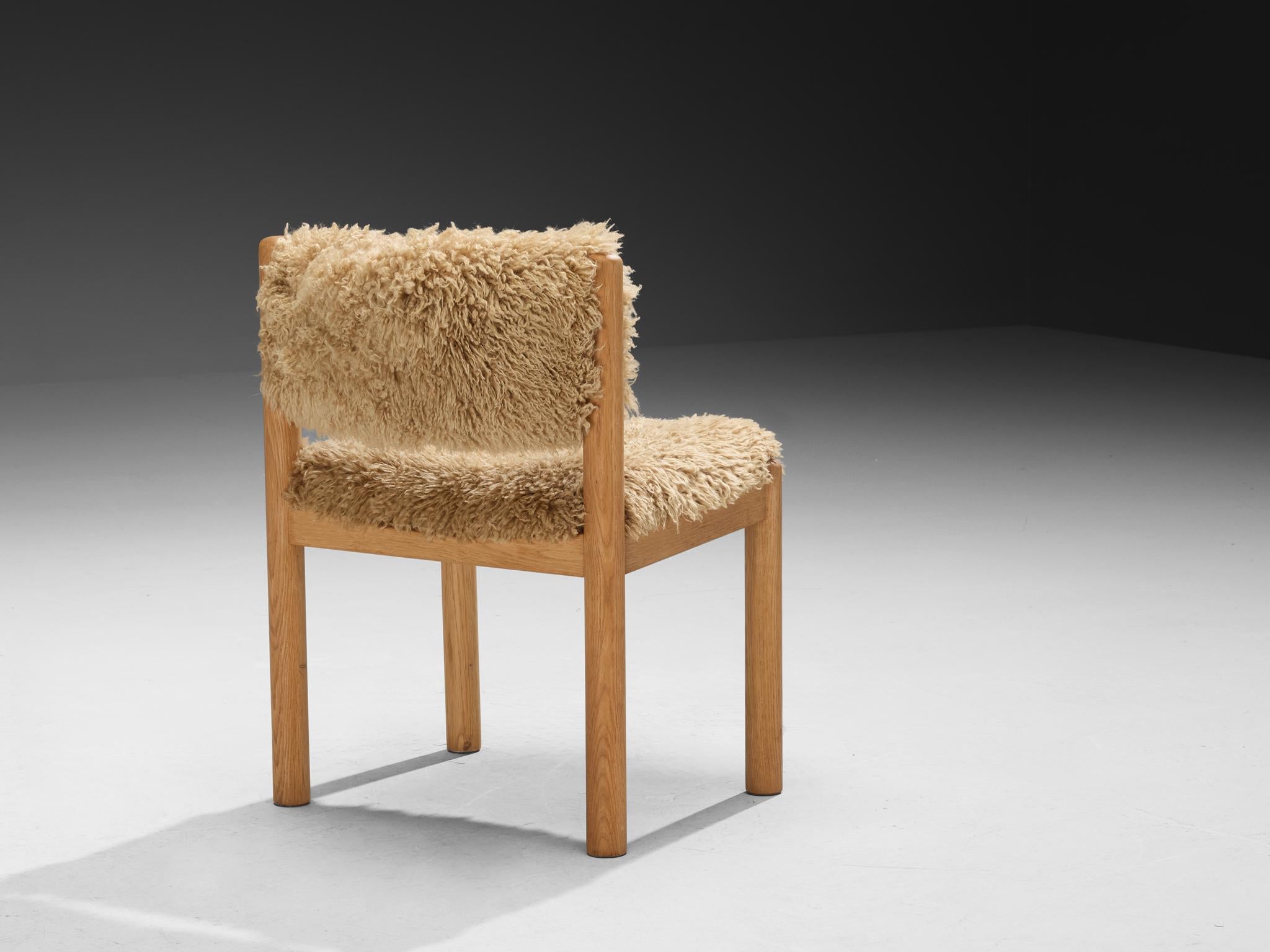 Cuir de mouton Chaises de salle à manger danoises en Oak Oak et peau de mouton en vente