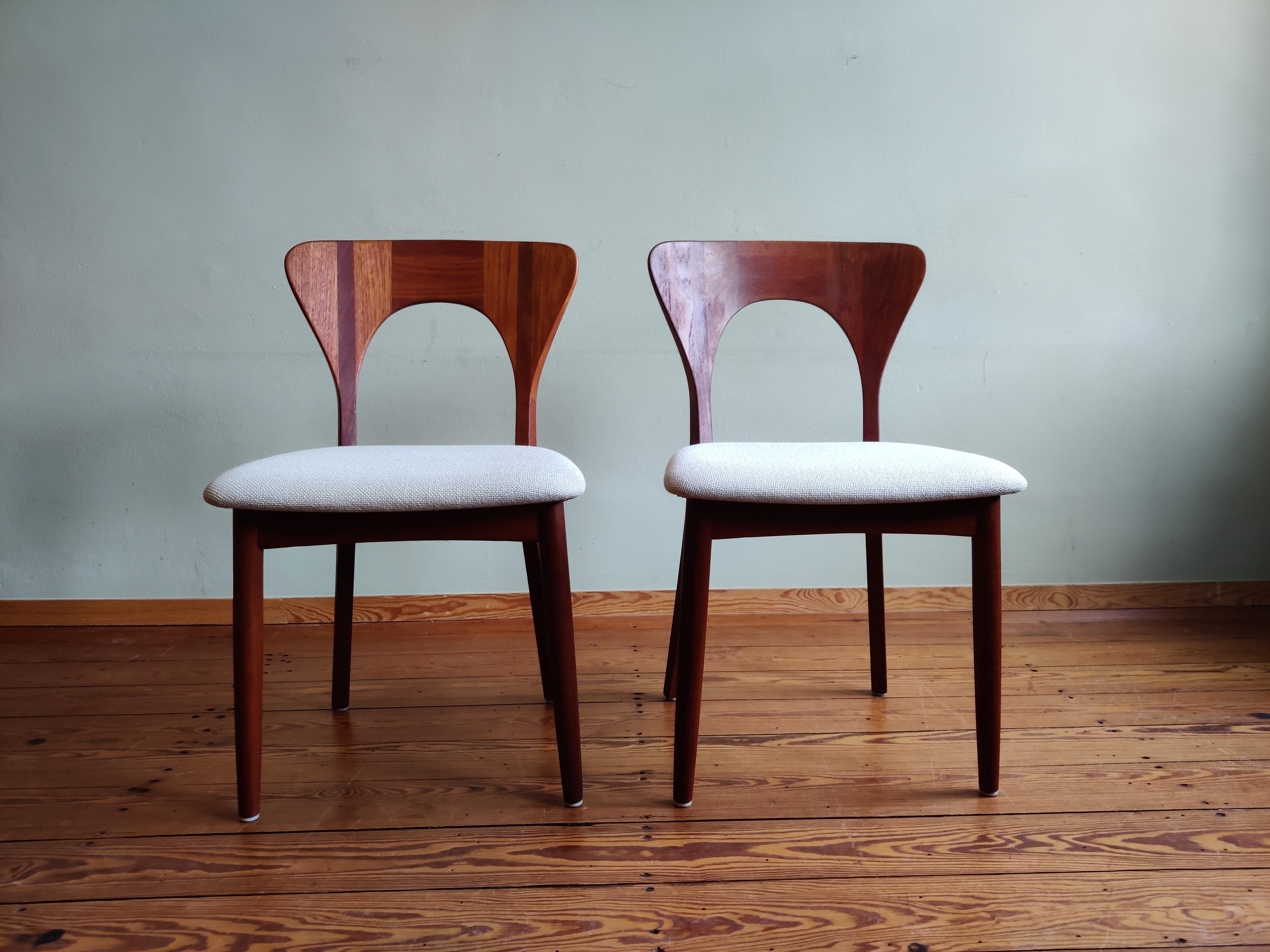 Ensemble de chaises de salle à manger danoises par Niels Koefoed pour Koefoeds Hornslet. 

En raison de l'âge, il y a des signes mineurs d'utilisation et des réparations, mais rien qui montre à première vue ou affecte la fonctionnalité. Une chaise a