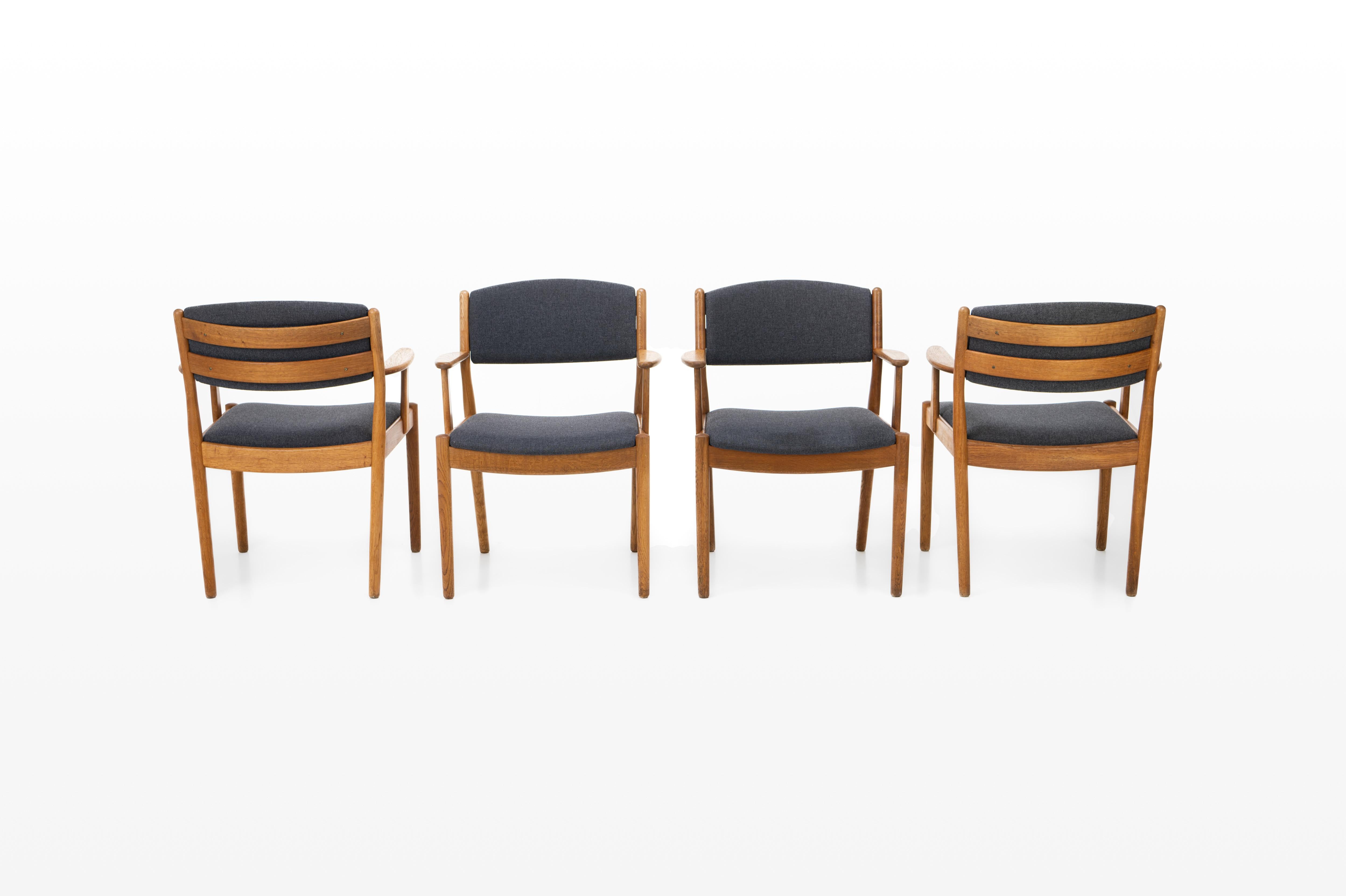 Très bel ensemble de quatre chaises de salle à manger vintage avec accoudoirs, conçues par Poul Volther pour FDB Møbler, Danemark, années 1960. Les chaises ont un cadre en chêne et un tissu gris foncé.
