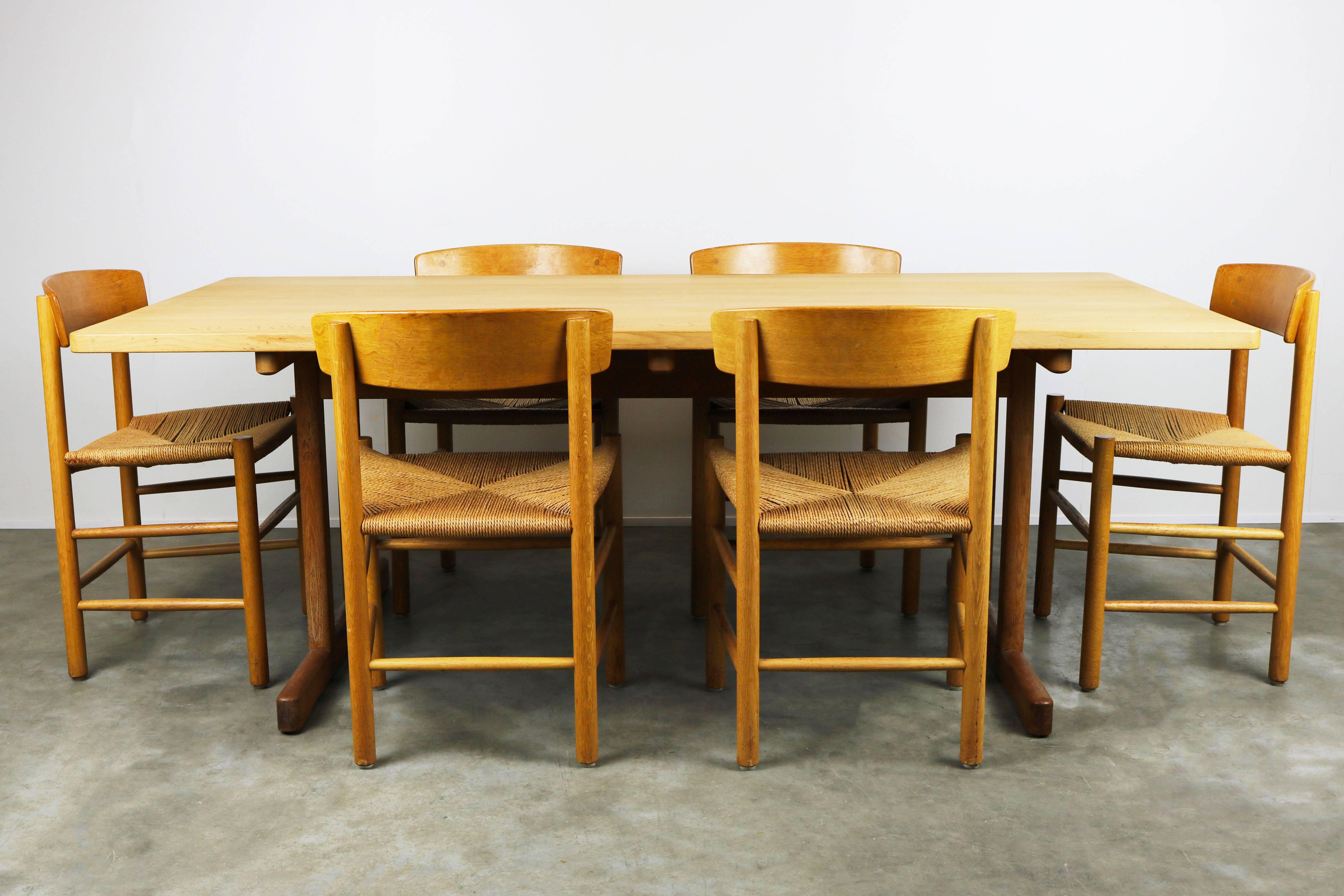 Magnificent Danish dining room set by Borge Mogensen for Fredericia Stolefabric 1950. Wonderful solid oak 6286 table and six matching J39 (The People's chair) chairs with papercord seat. To find a complete set like this is very rare. De set comes