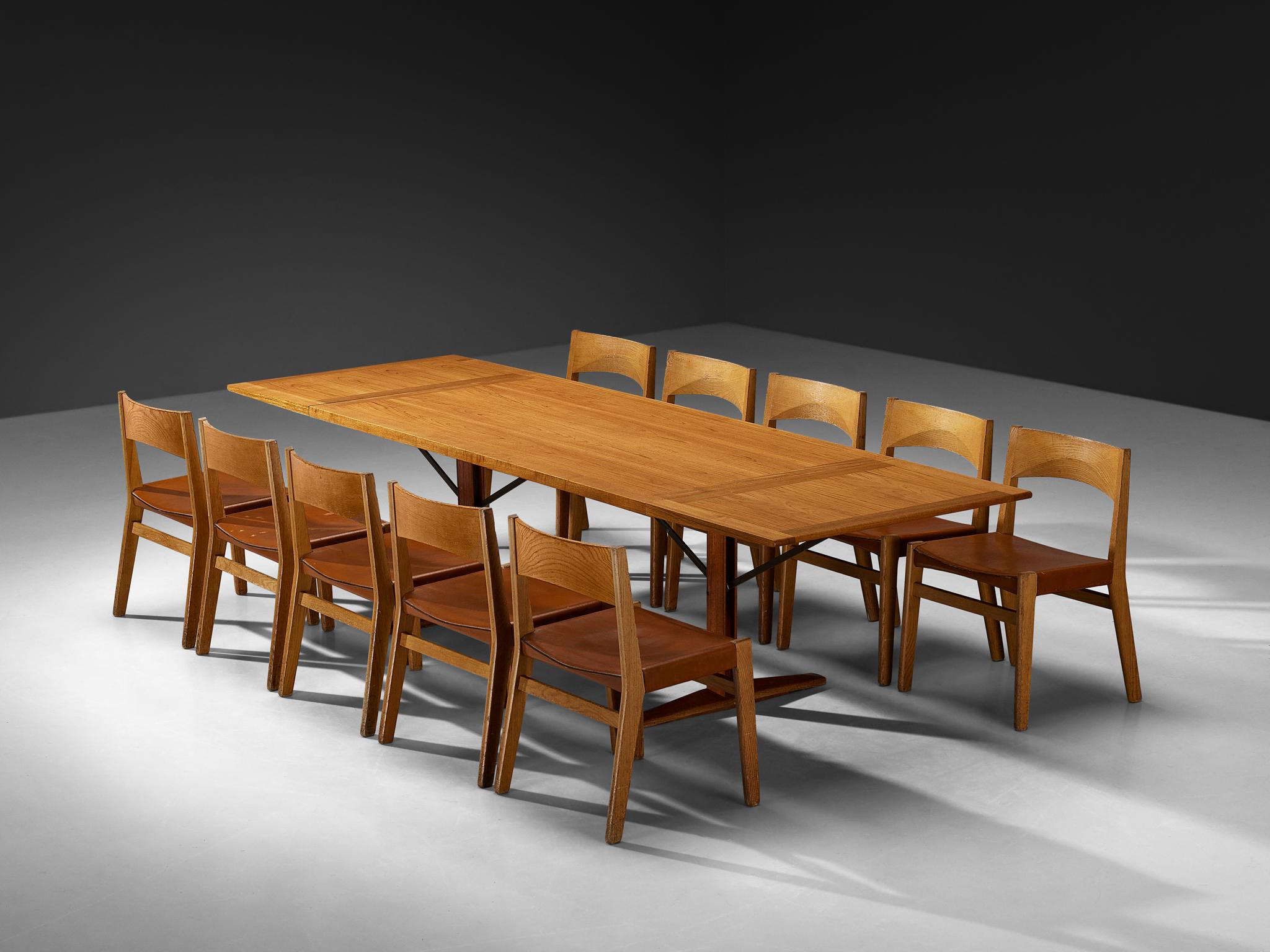 Ensemble de salle à manger danois composé de chaises John Vedel Rieper en bois de chêne et d'une grande table de salle à manger en bois de teck.

John Vedel Rieper pour Källemo, ensemble de douze chaises de salle à manger, chêne, cuir, Danemark,