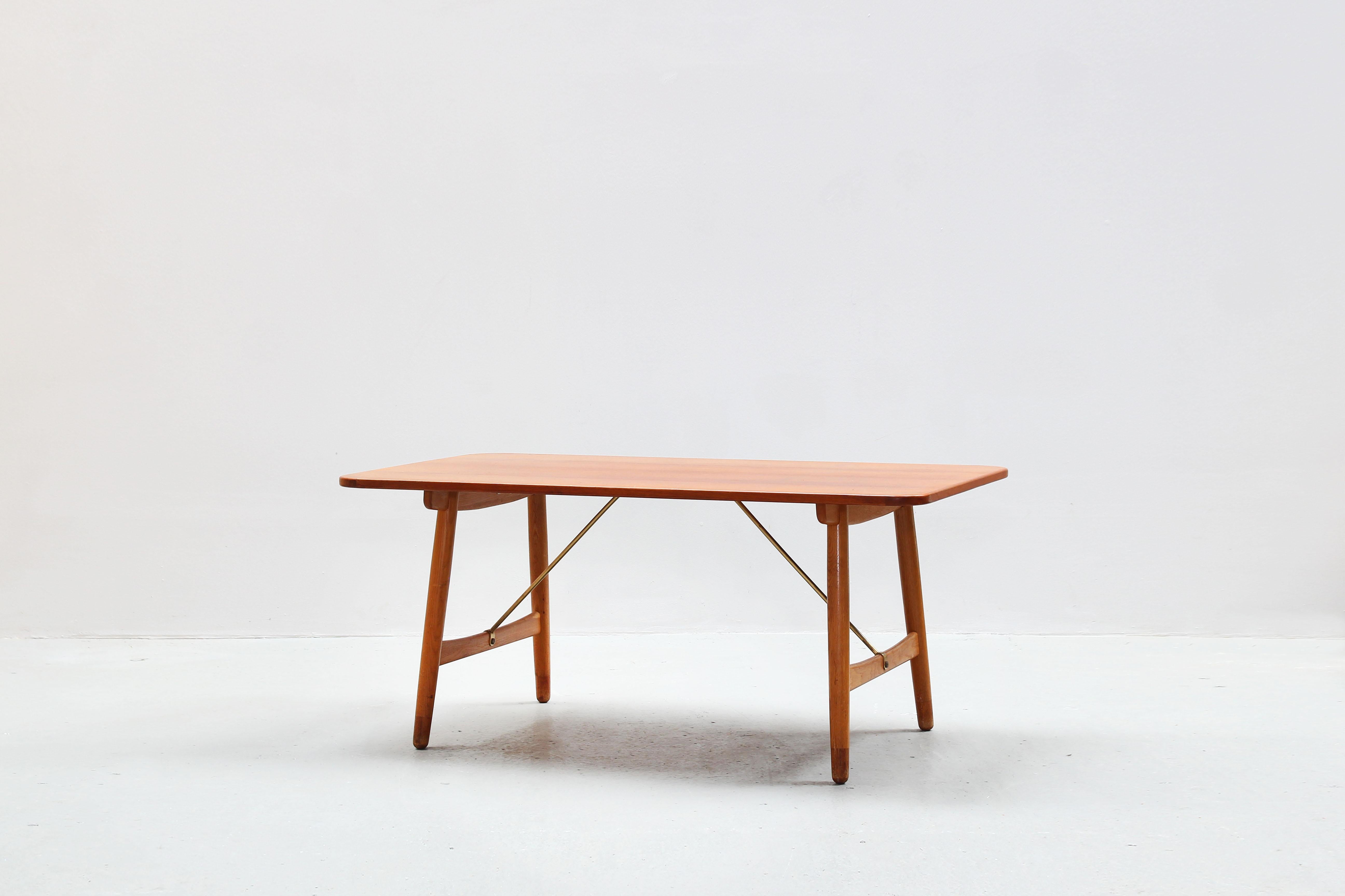 Very beautiful dining table designed by Børge Mogensen and produced by Søborg Mobler, made in Denmark, 1952.
The table is in a very good condition with little traces of usage and comes with a oak frame and with a table top made out of teak.
