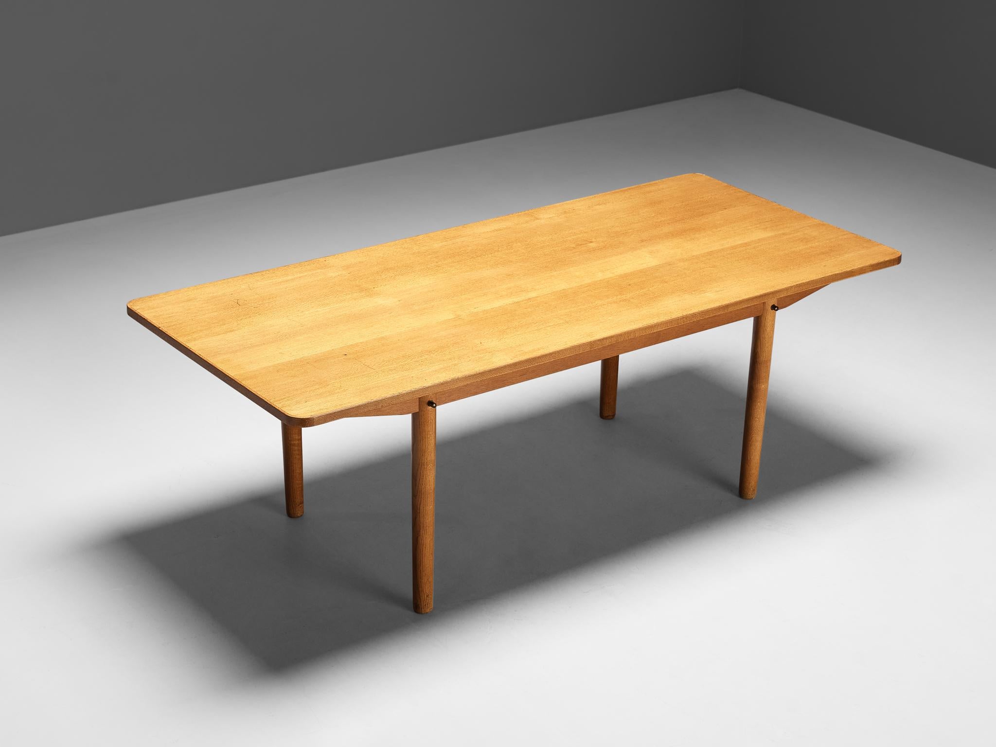 Dining table, oak, Denmark, 1960s 

Beautiful simplistic dining table made in Denmark in the 1960s. This Danish dining table features a long, rectangular top executed in oak. The warm table top has beautiful soft edges and rests on four circular