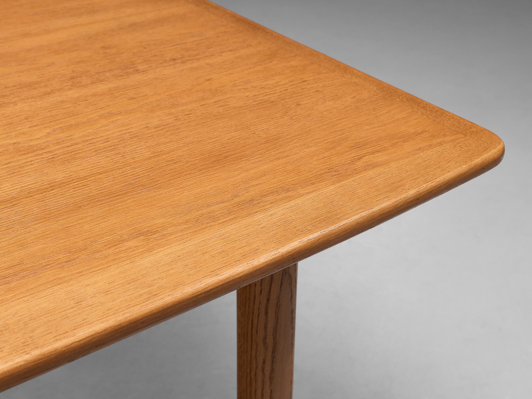 Scandinave moderne Table de salle à manger danoise en chêne avec pieds en laiton  en vente