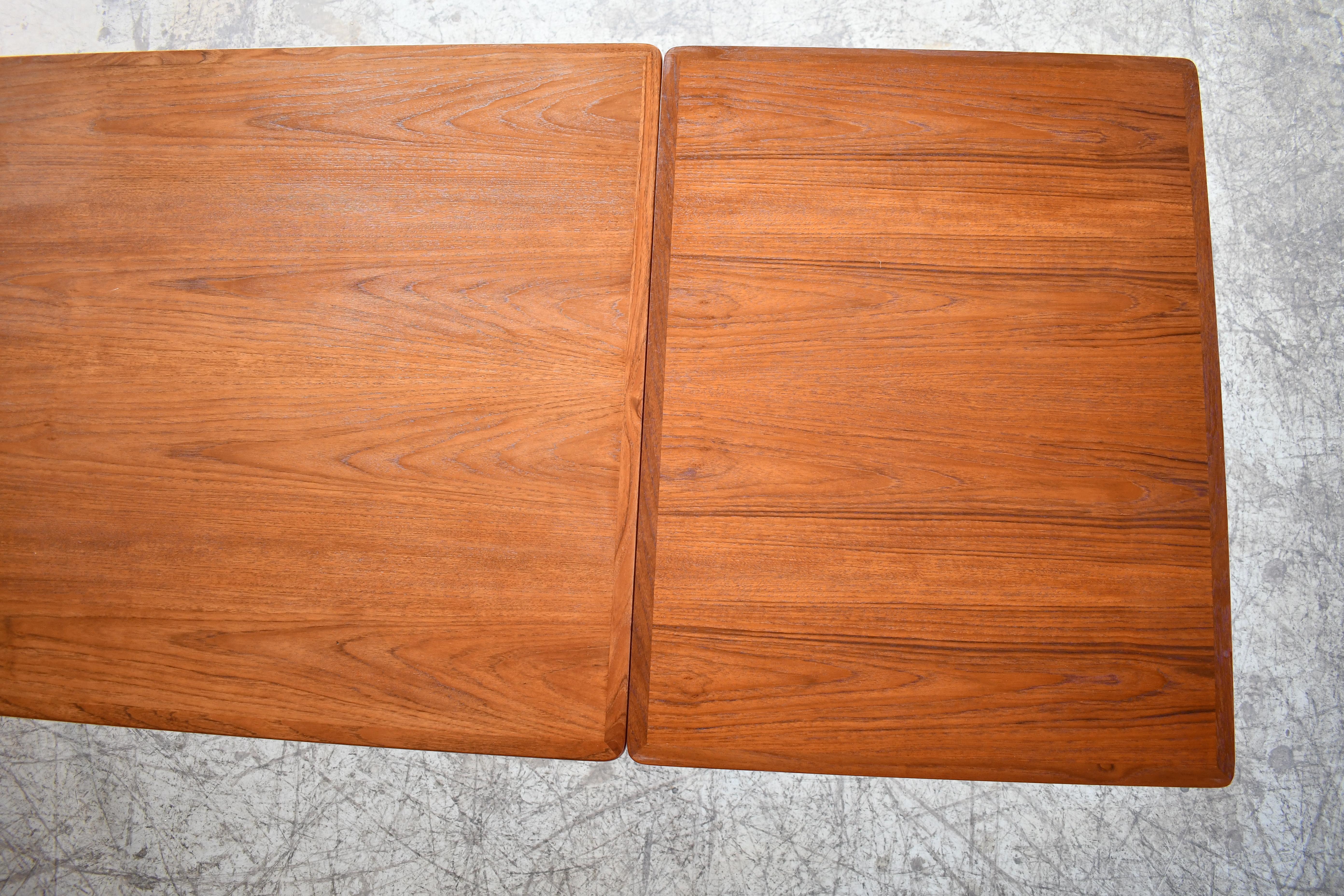 Danish Dining Table in Teak with Pull Out Leaves 1960's 'v' For Sale 3