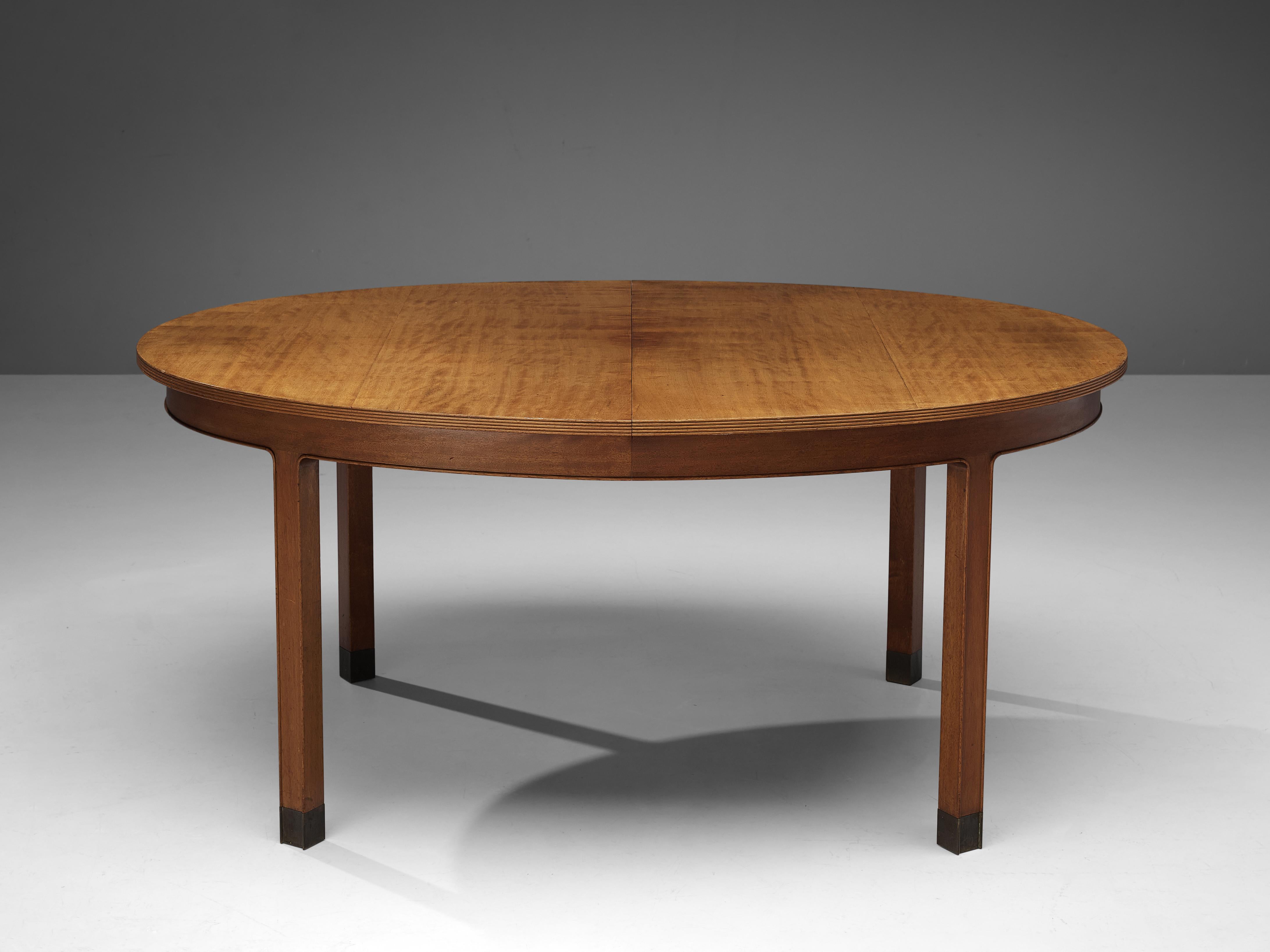 Danish Dining Table in Walnut and Mahogany with Brass Feet In Good Condition In Waalwijk, NL